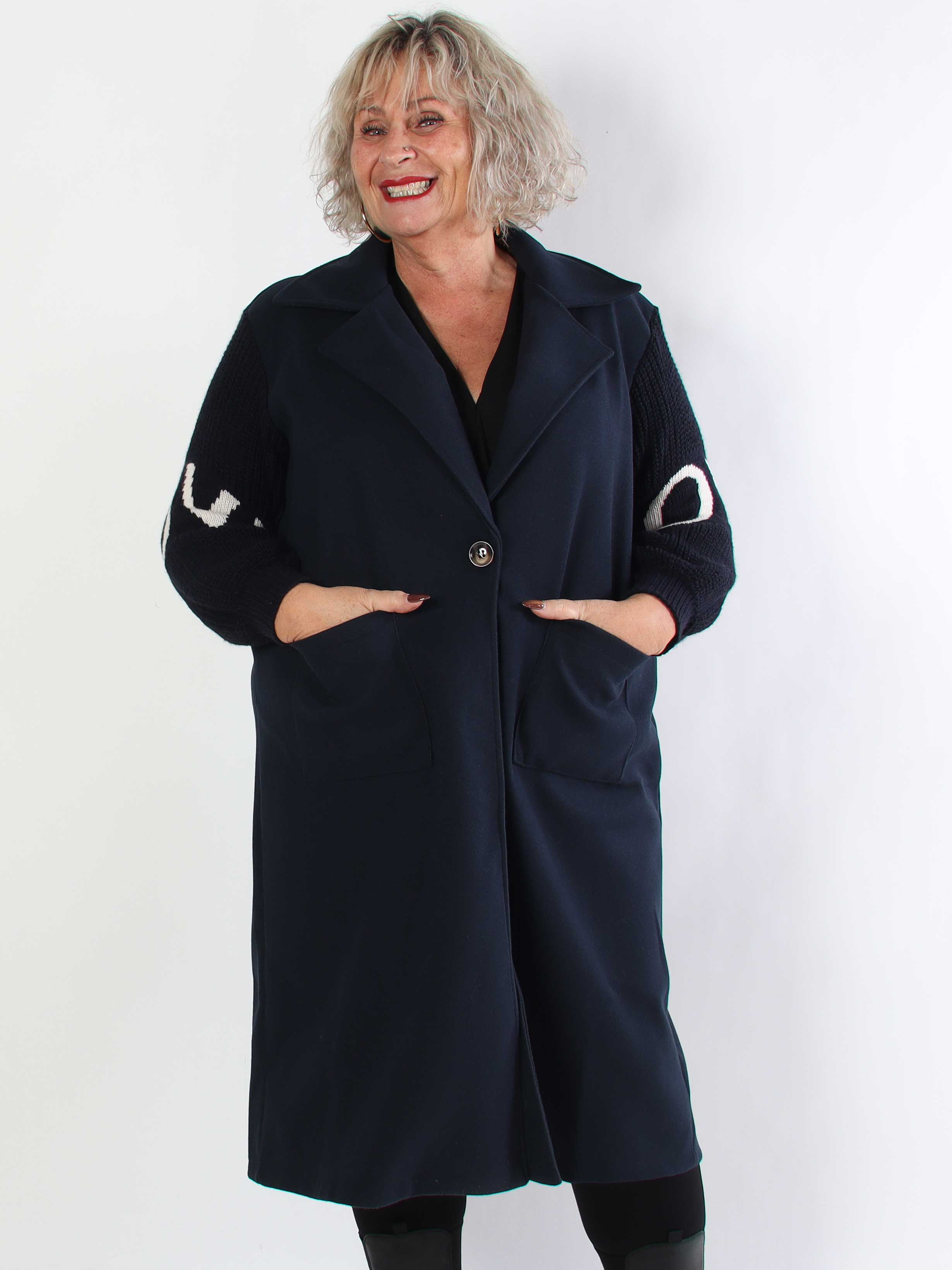 Debbie Midi - Fin plus size frakke med strikærmer