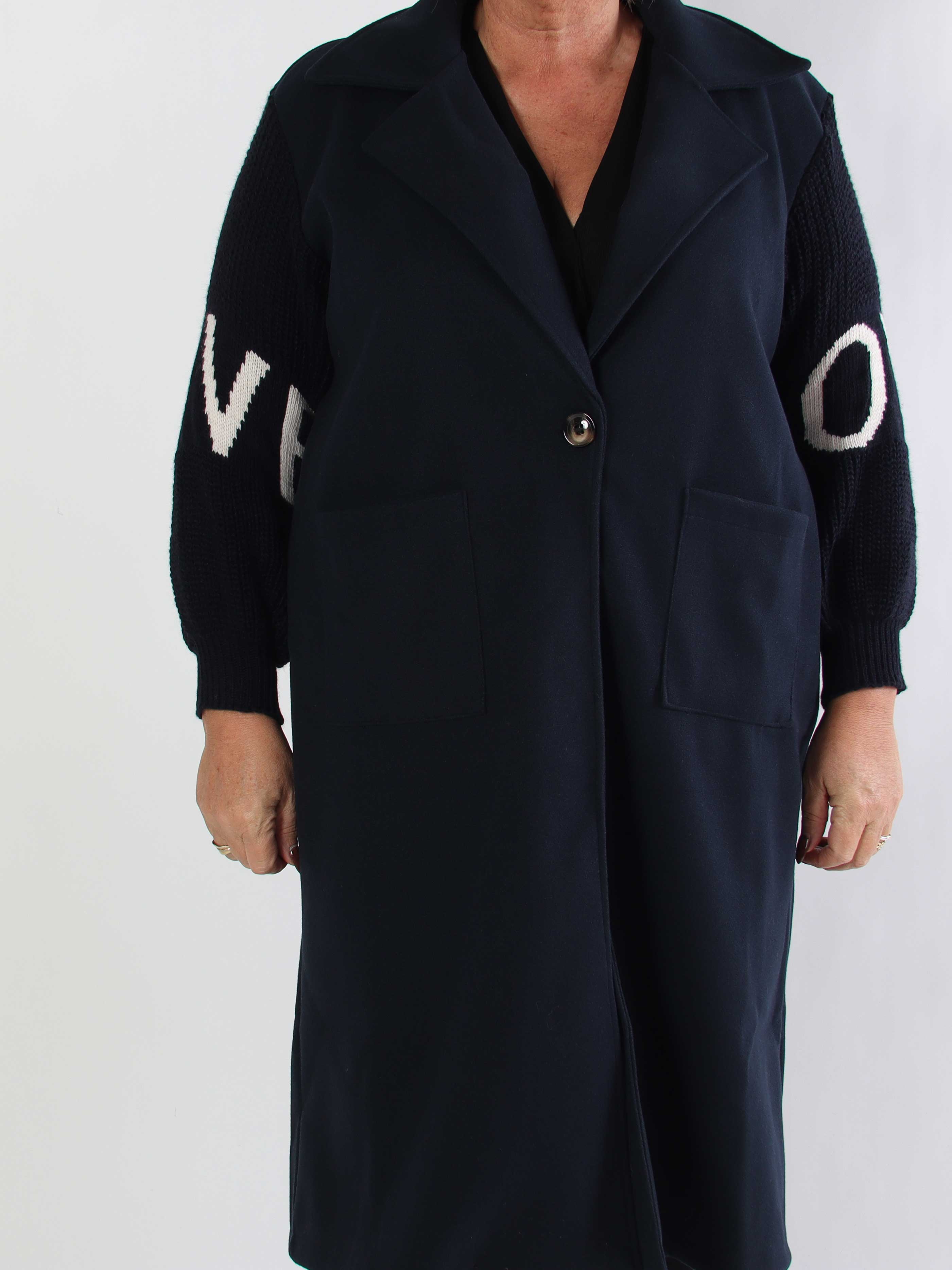 Debbie Midi - Fin plus size frakke med strikærmer