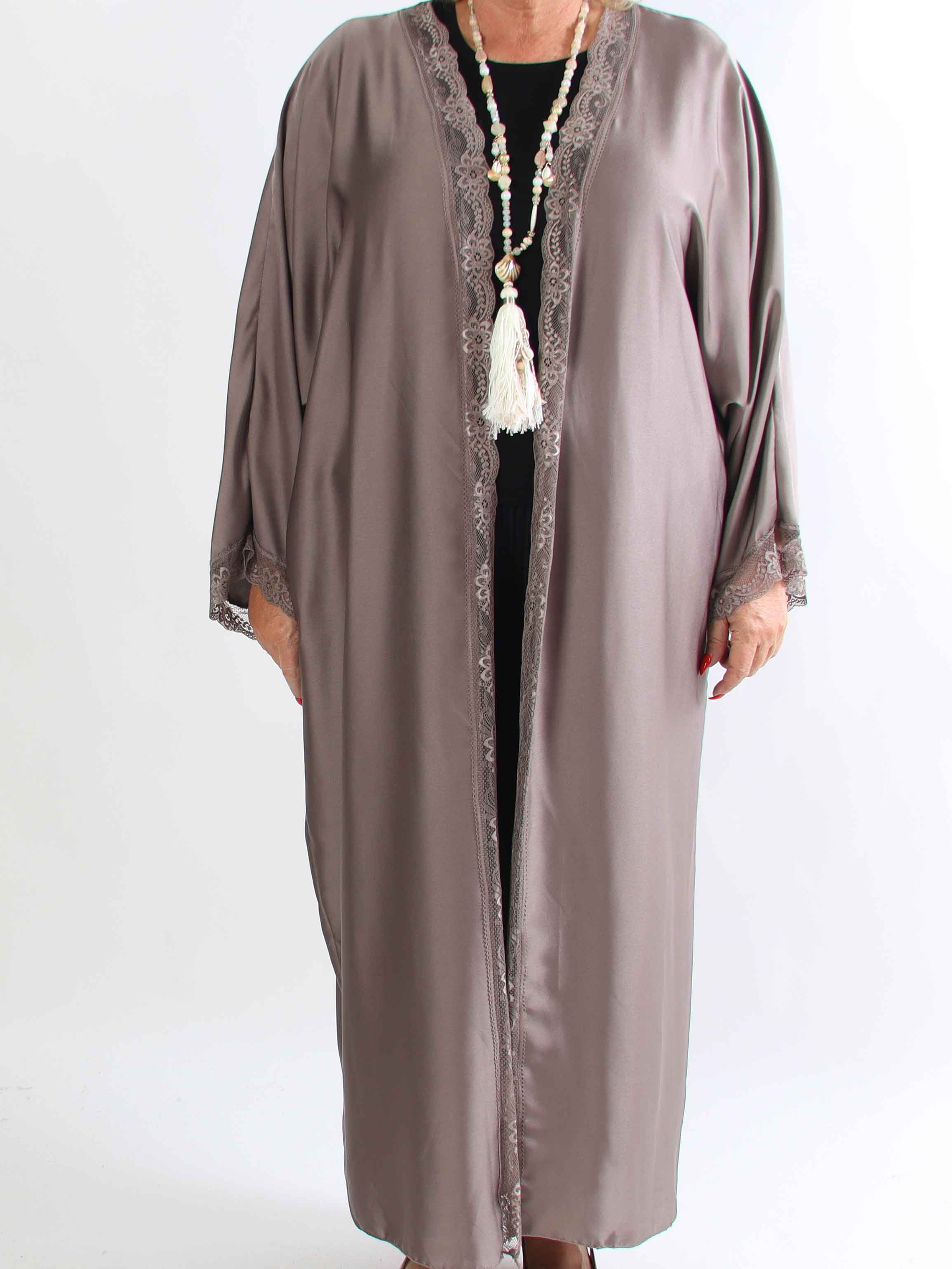 Deiene - Plus size kimono i silkelook med elegant blondekant for et sofistikeret udtryk