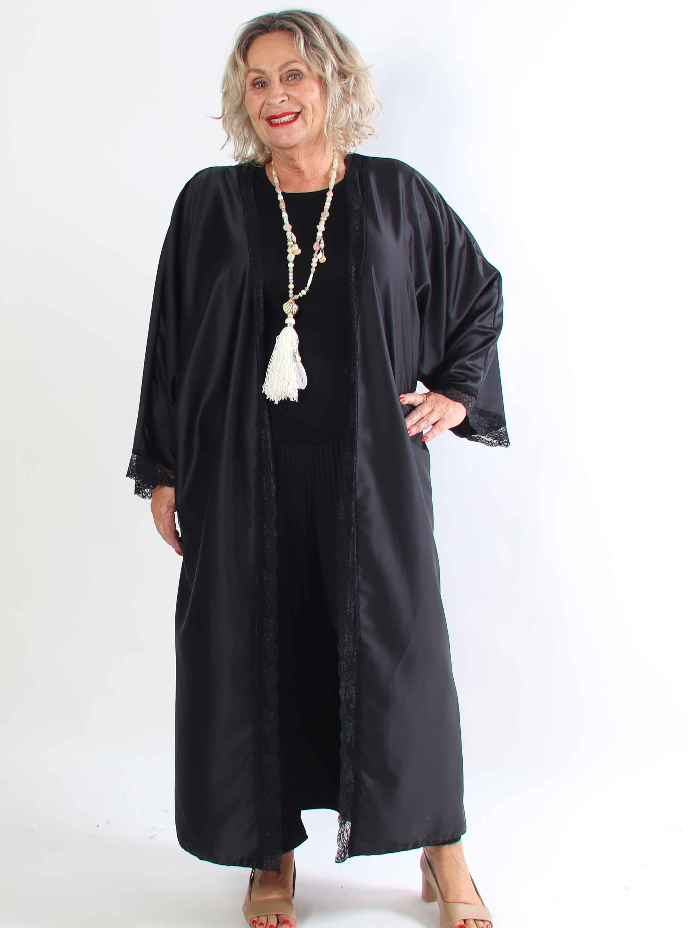 Deiene - Plus size kimono i silkelook med elegant blondekant for et sofistikeret udtryk
