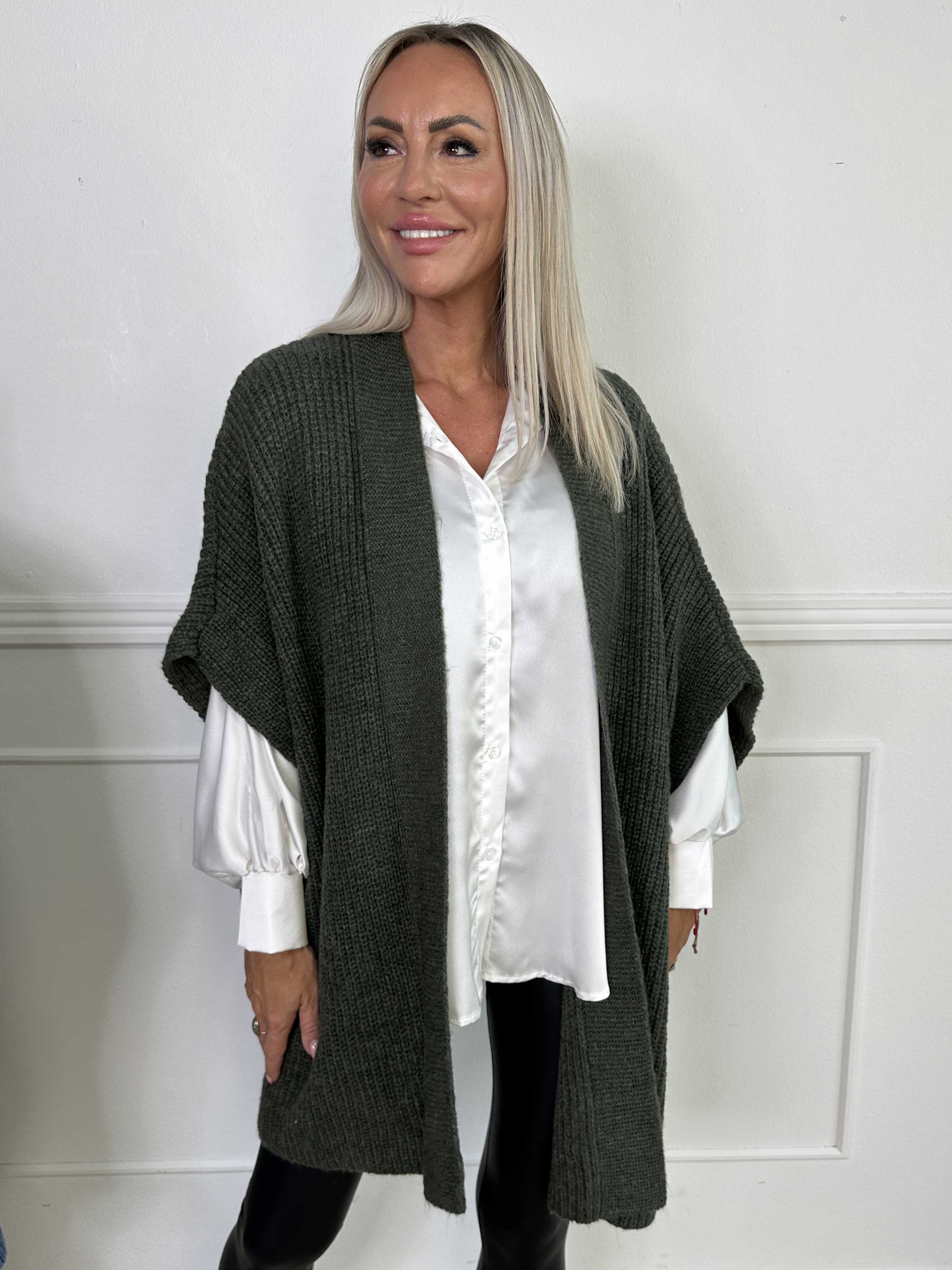 Delfini - Ensfarvet strikcardigan med korte ærmer