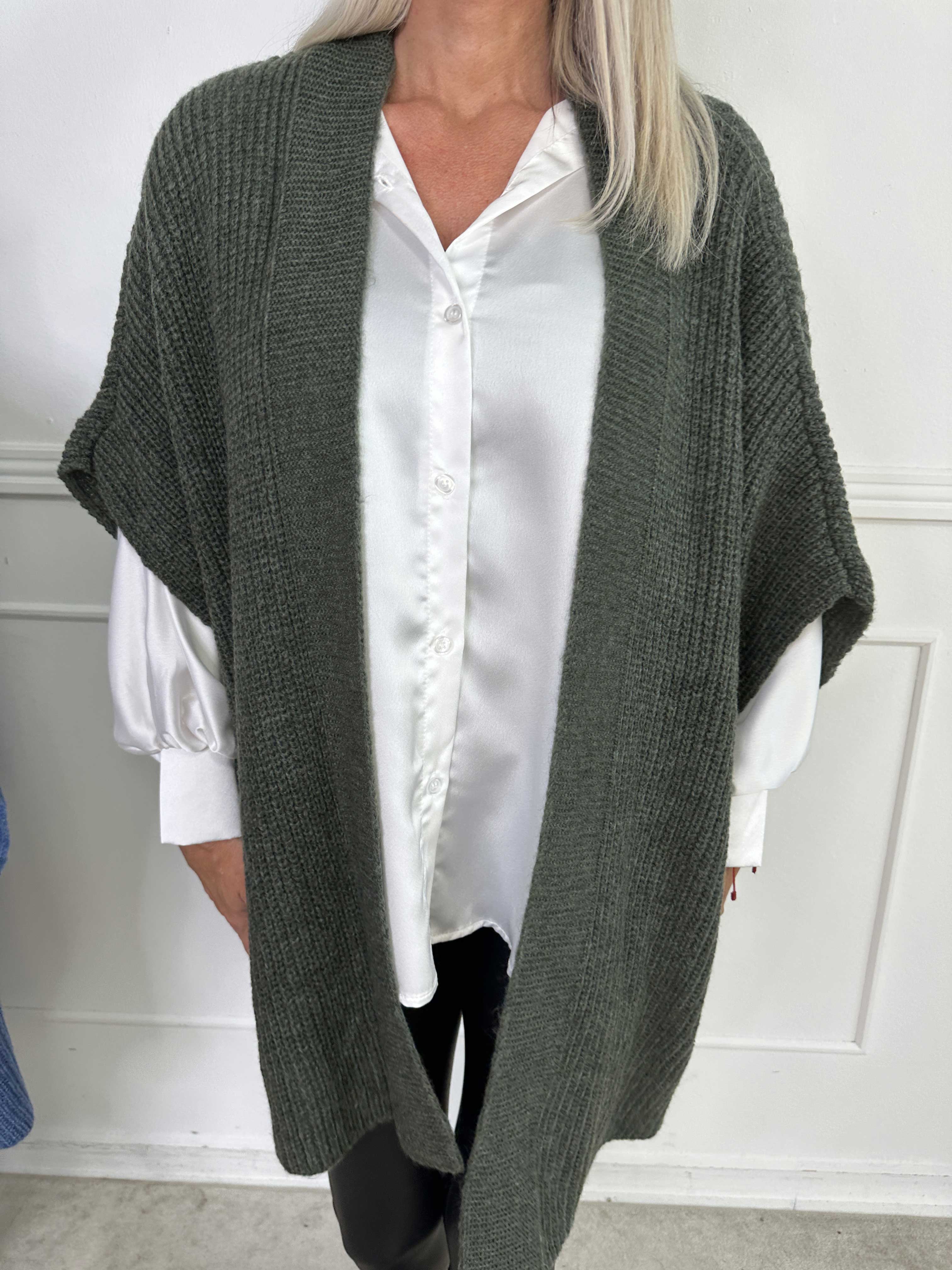 Delfini - Ensfarvet strikcardigan med korte ærmer