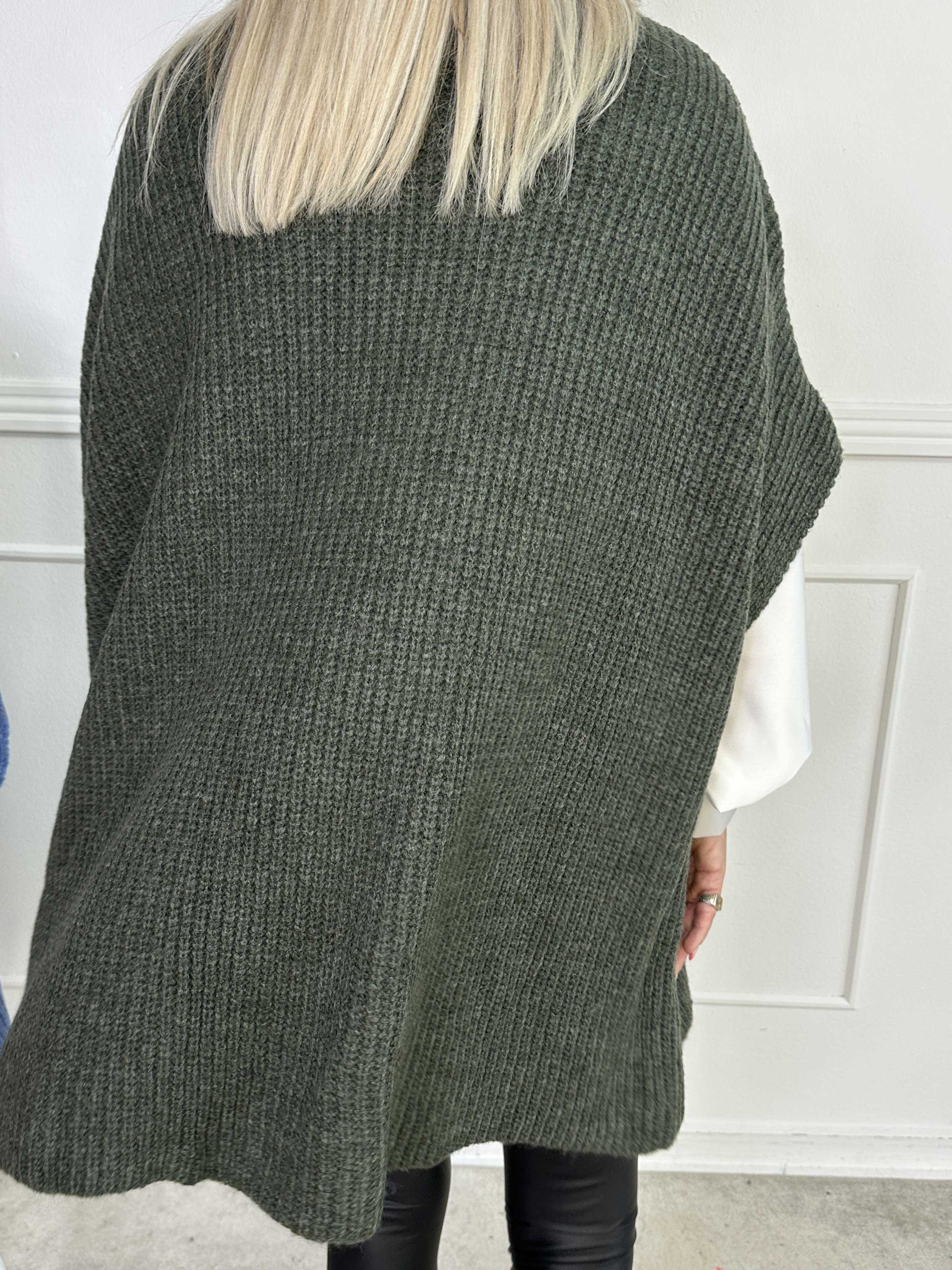 Delfini - Ensfarvet strikcardigan med korte ærmer