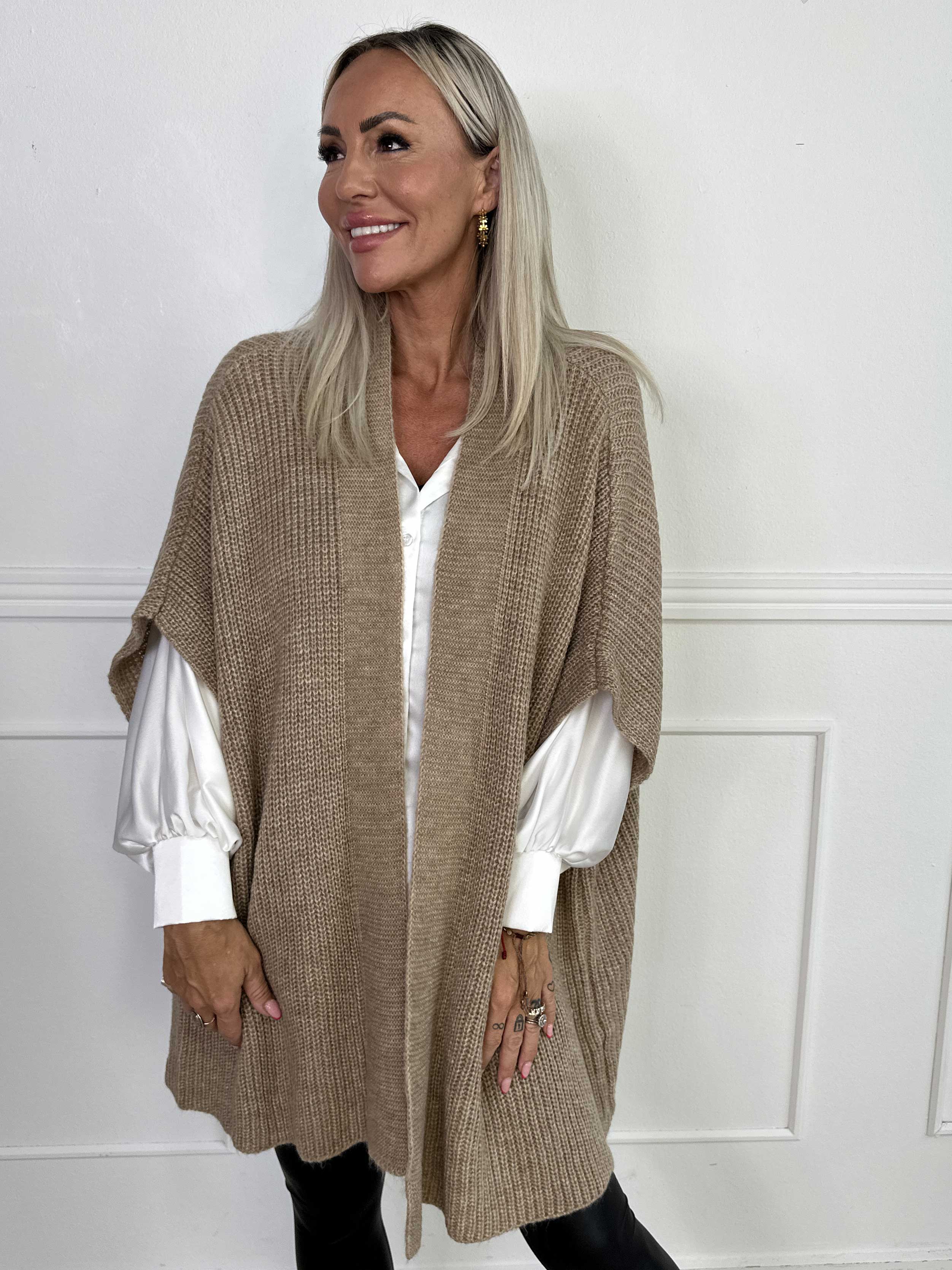 Delfini - Ensfarvet strikcardigan med korte ærmer