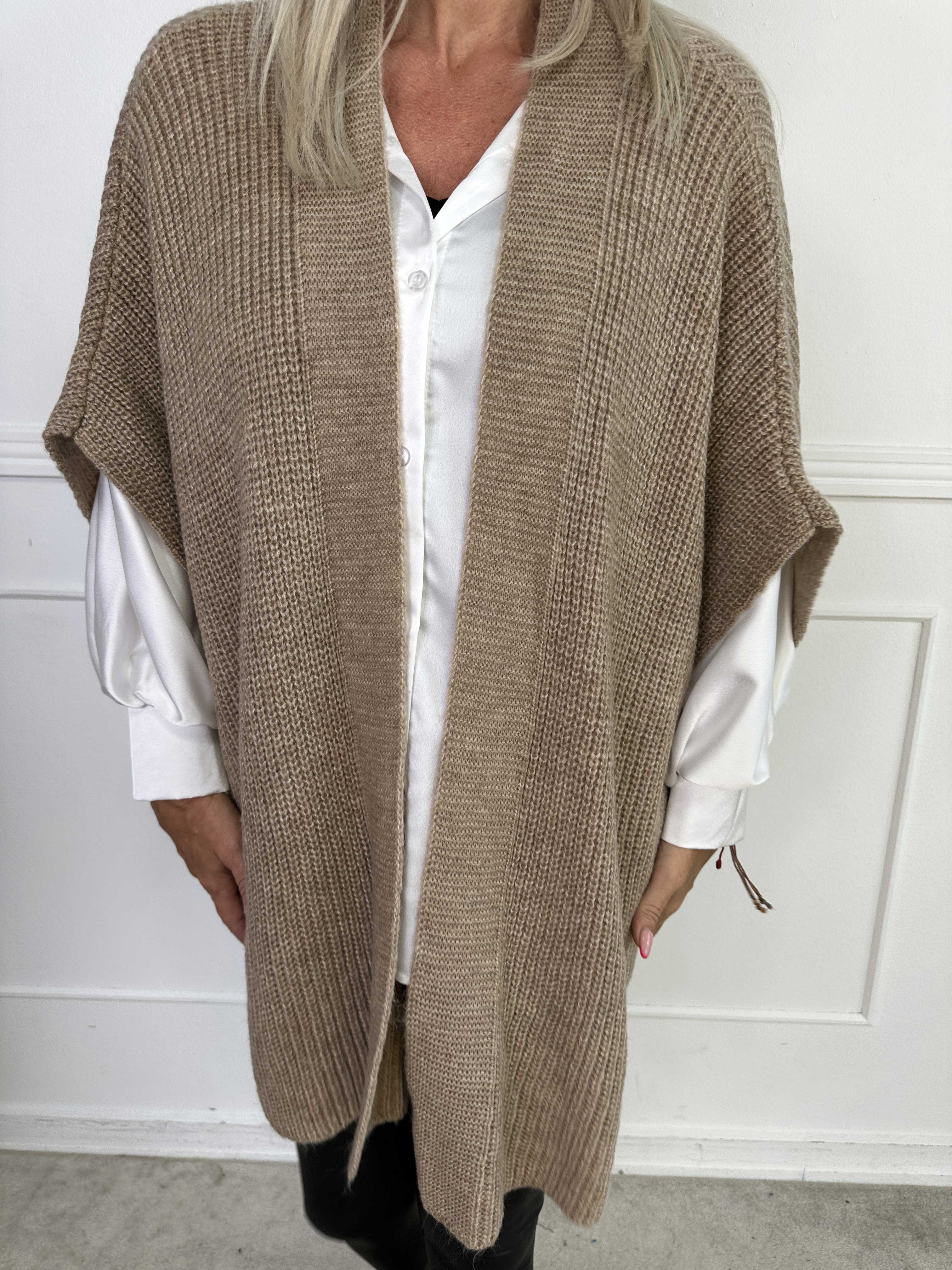 Delfini - Ensfarvet strikcardigan med korte ærmer