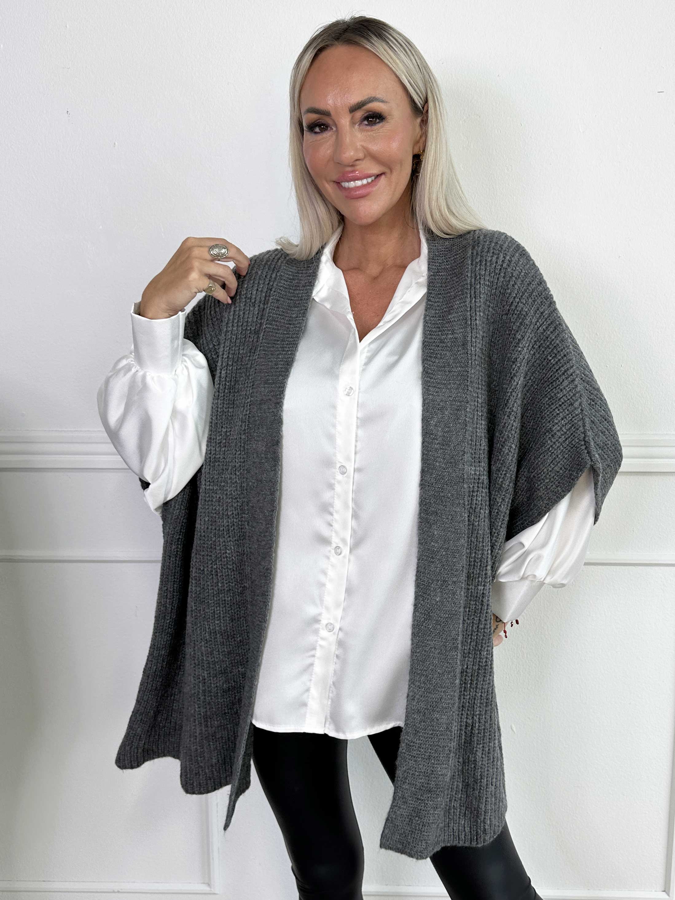 Delfini - Ensfarvet strikcardigan med korte ærmer