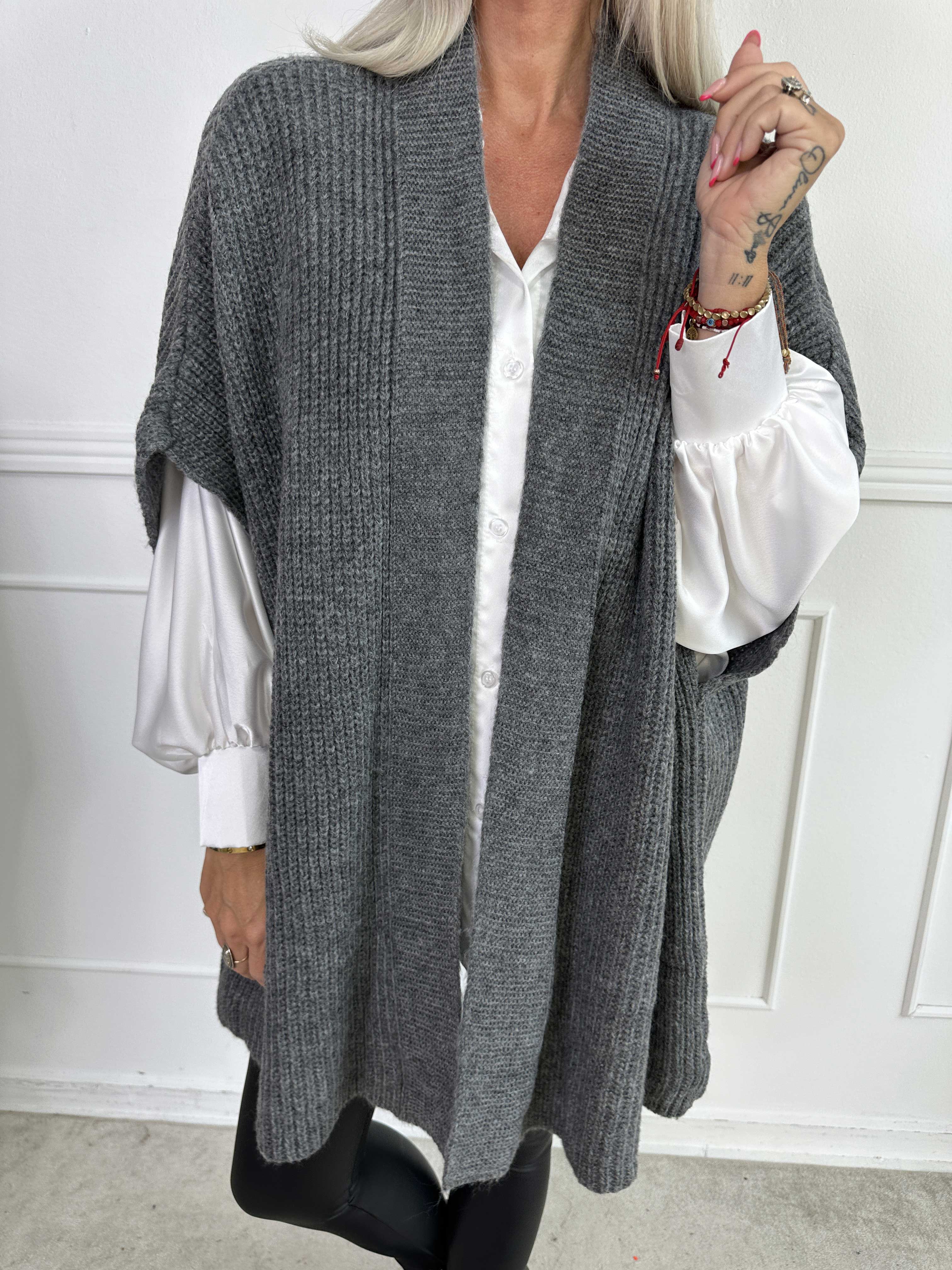 Delfini - Ensfarvet strikcardigan med korte ærmer