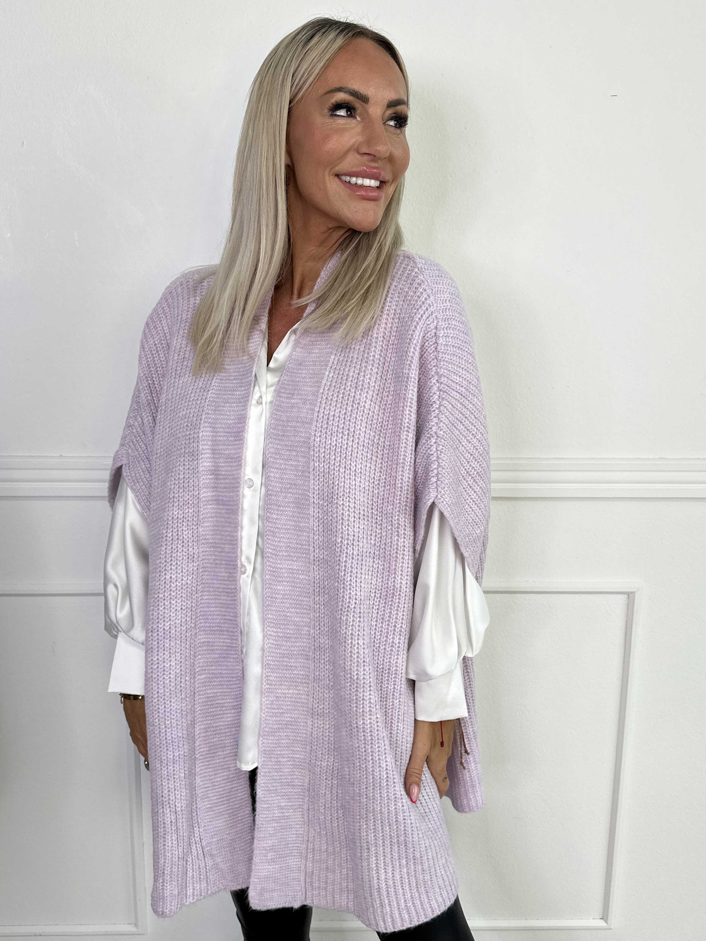 Delfini - Ensfarvet strikcardigan med korte ærmer