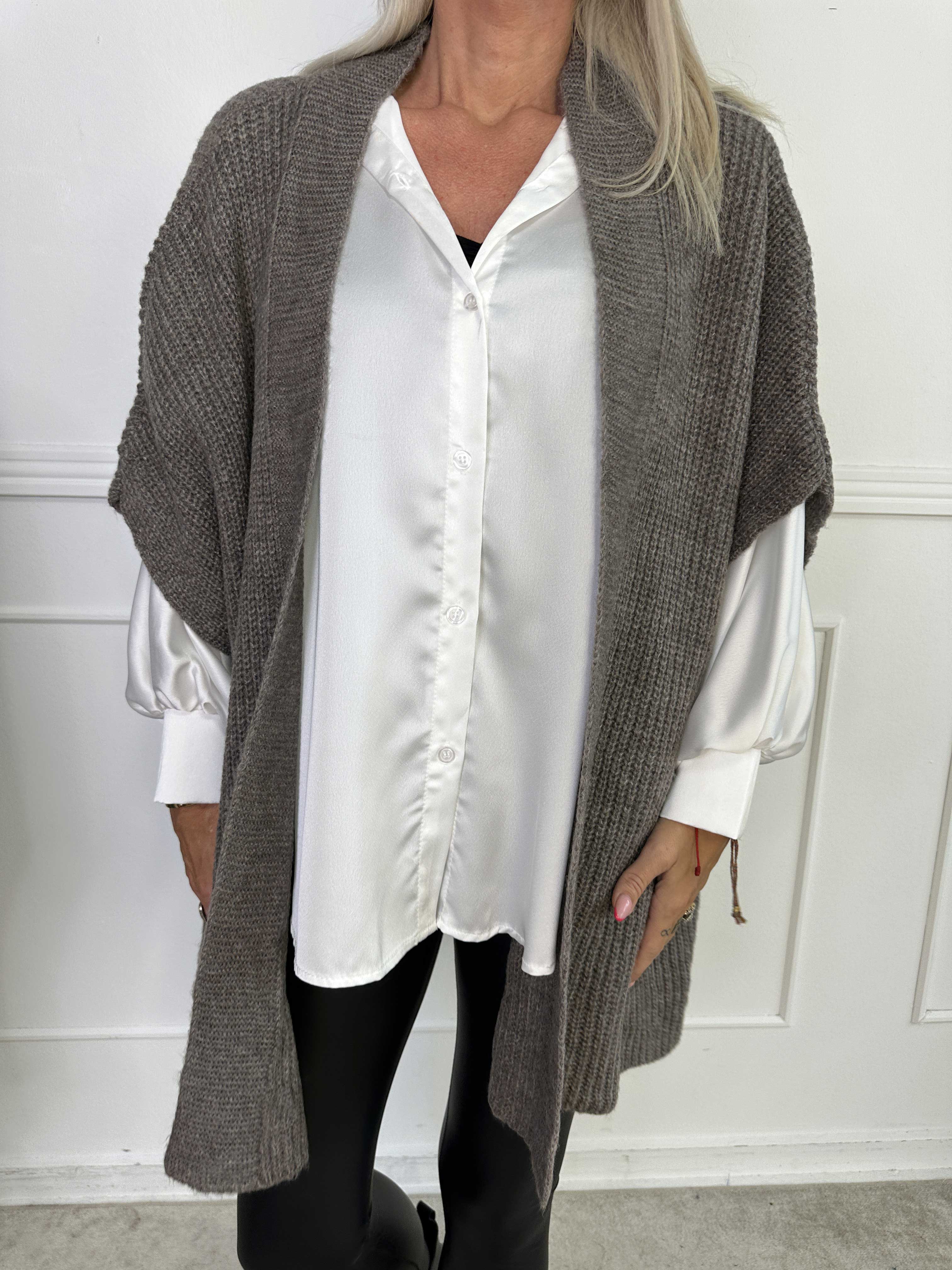 Delfini - Ensfarvet strikcardigan med korte ærmer