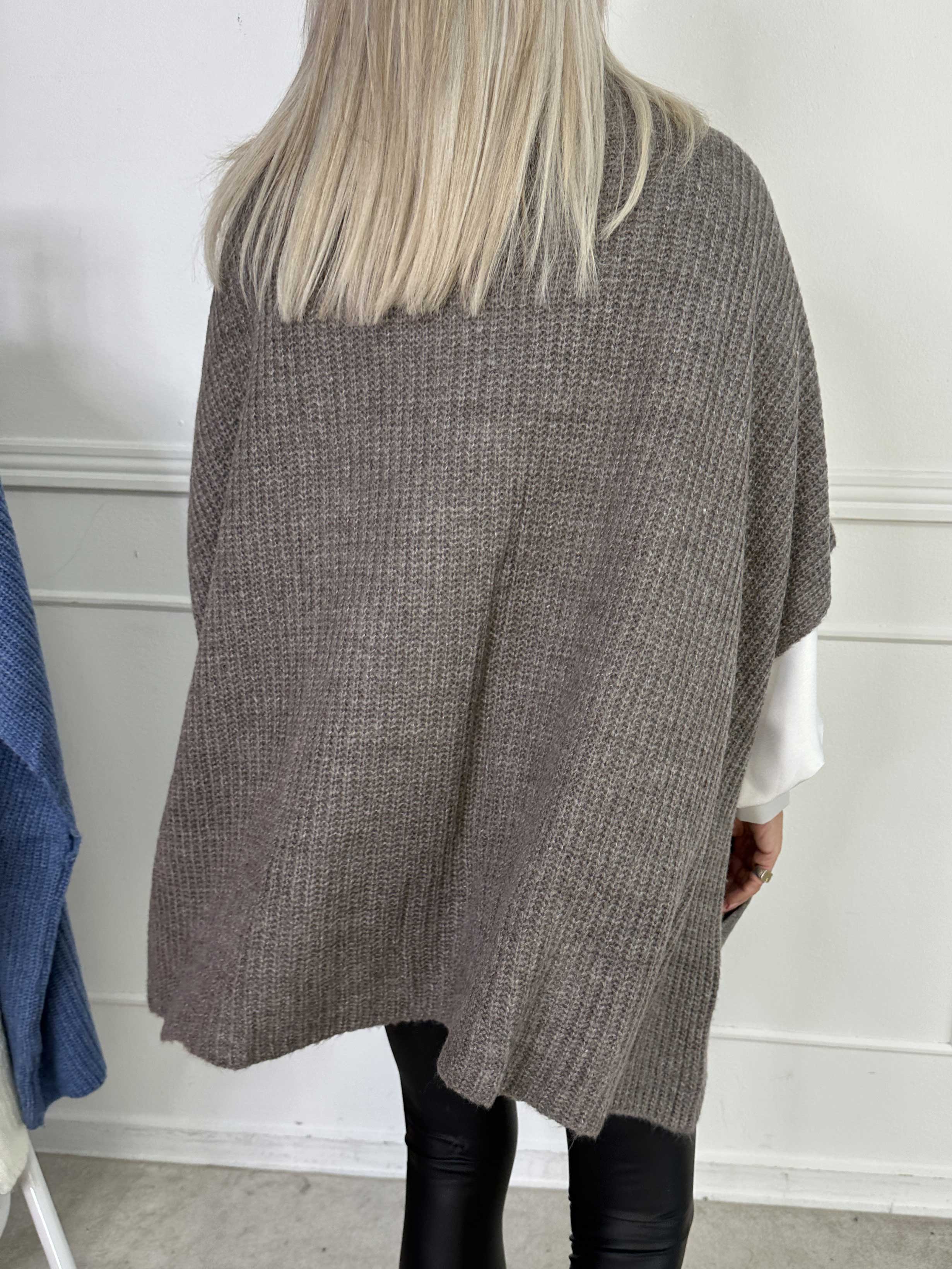 Delfini - Ensfarvet strikcardigan med korte ærmer