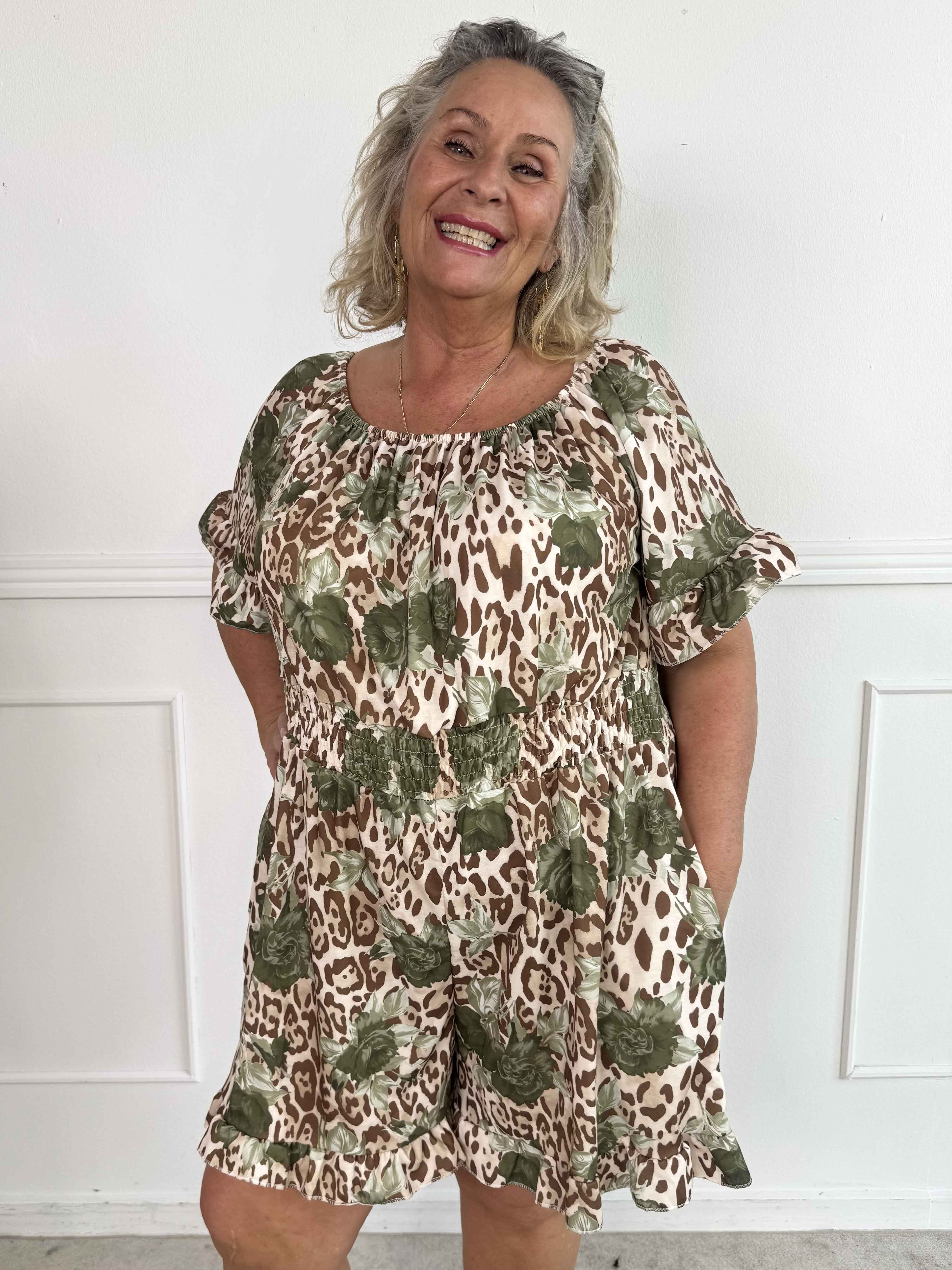 Delilah - Plus size buksedragt i leopard- og blomsterprint