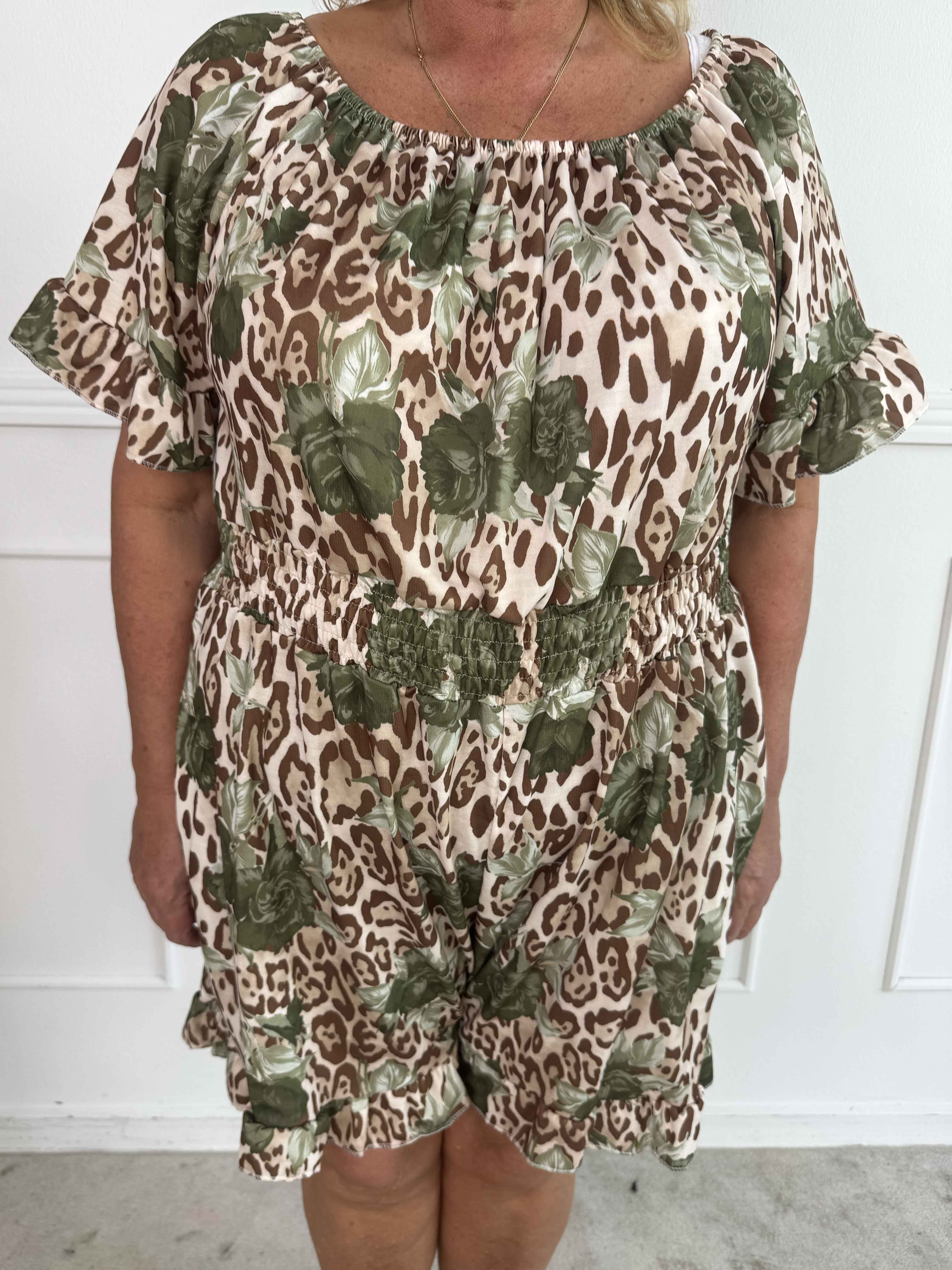 Delilah - Plus size buksedragt i leopard- og blomsterprint
