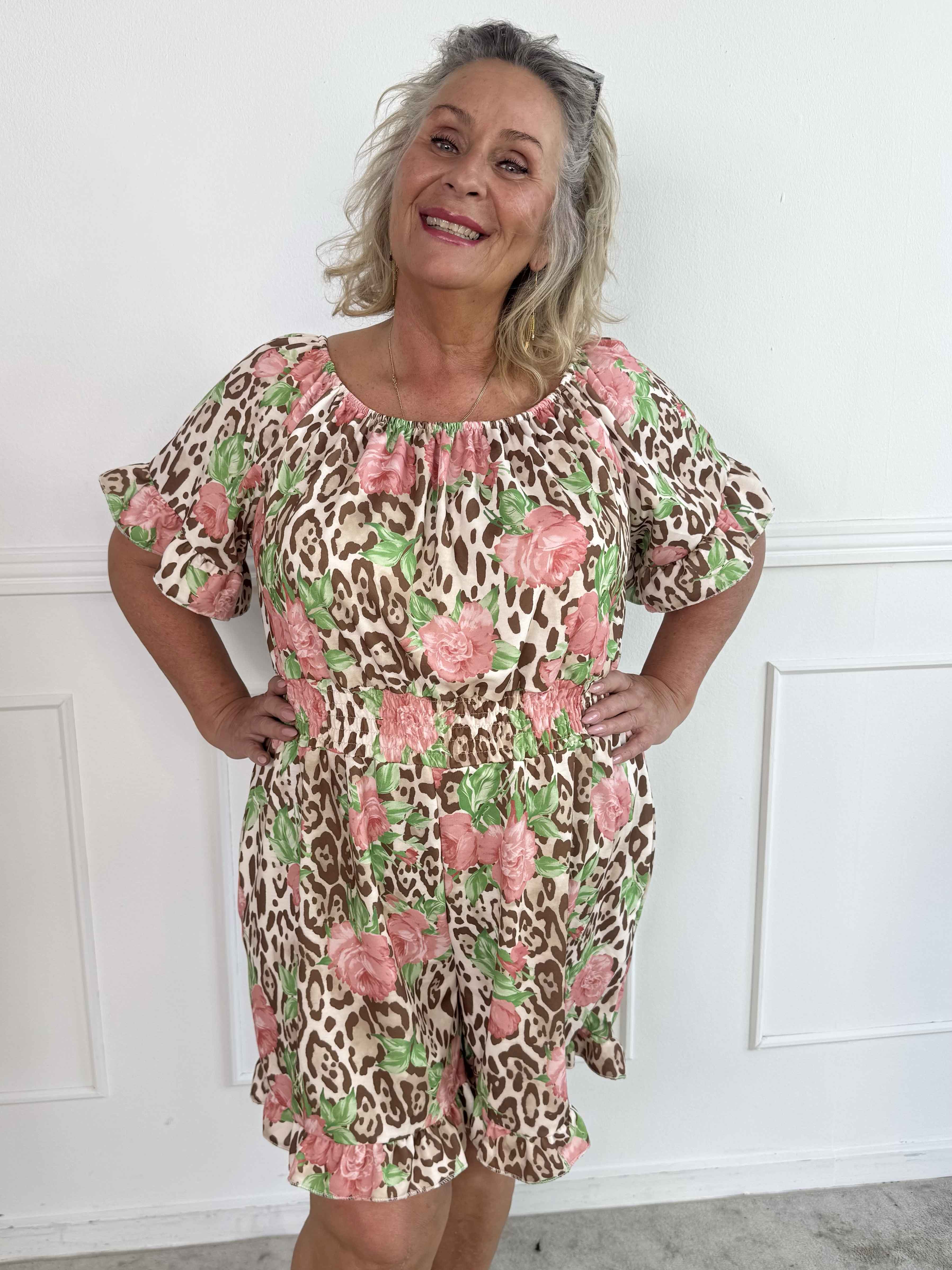 Delilah - Plus size buksedragt i leopard- og blomsterprint
