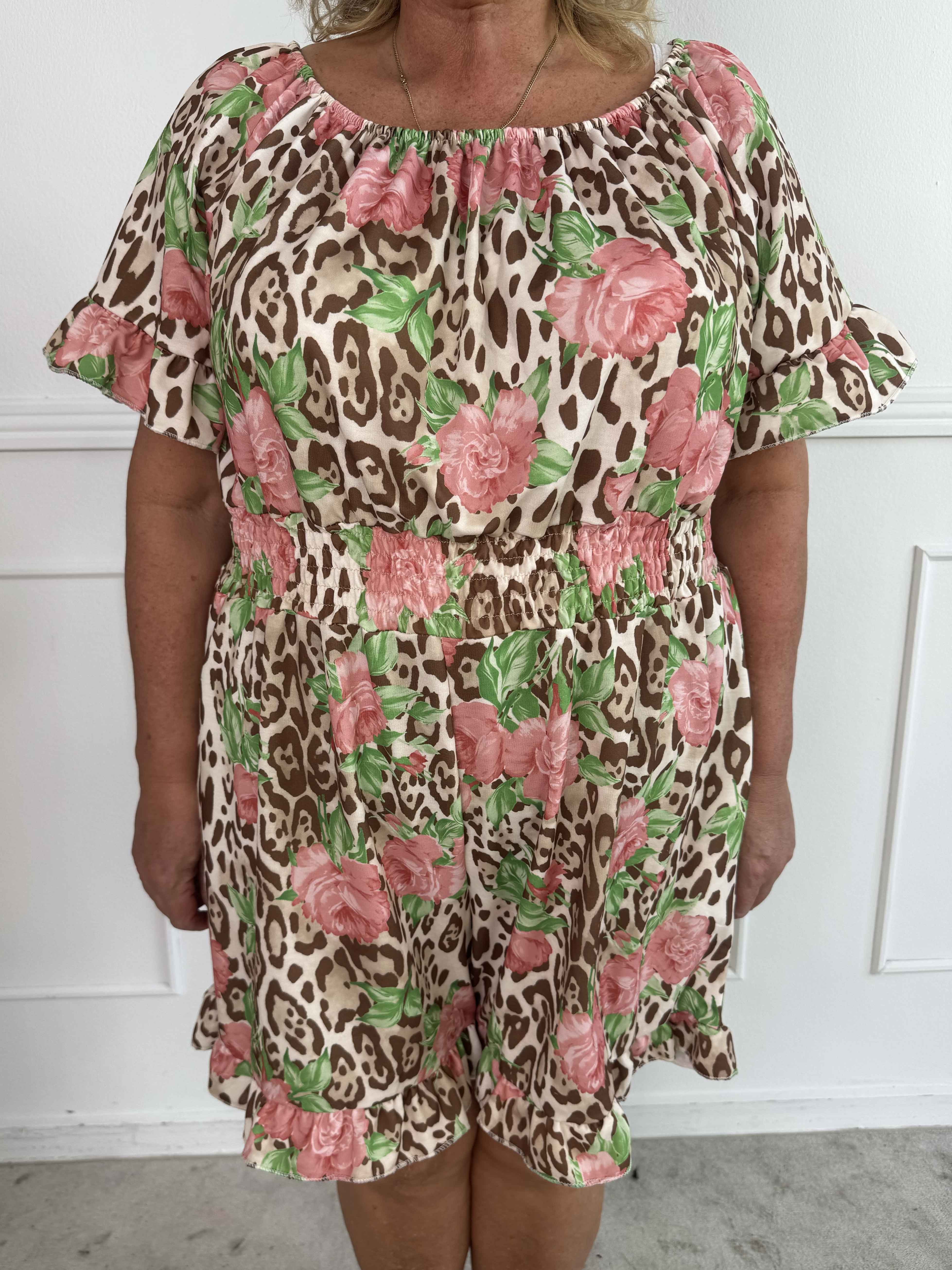 Delilah - Plus size buksedragt i leopard- og blomsterprint