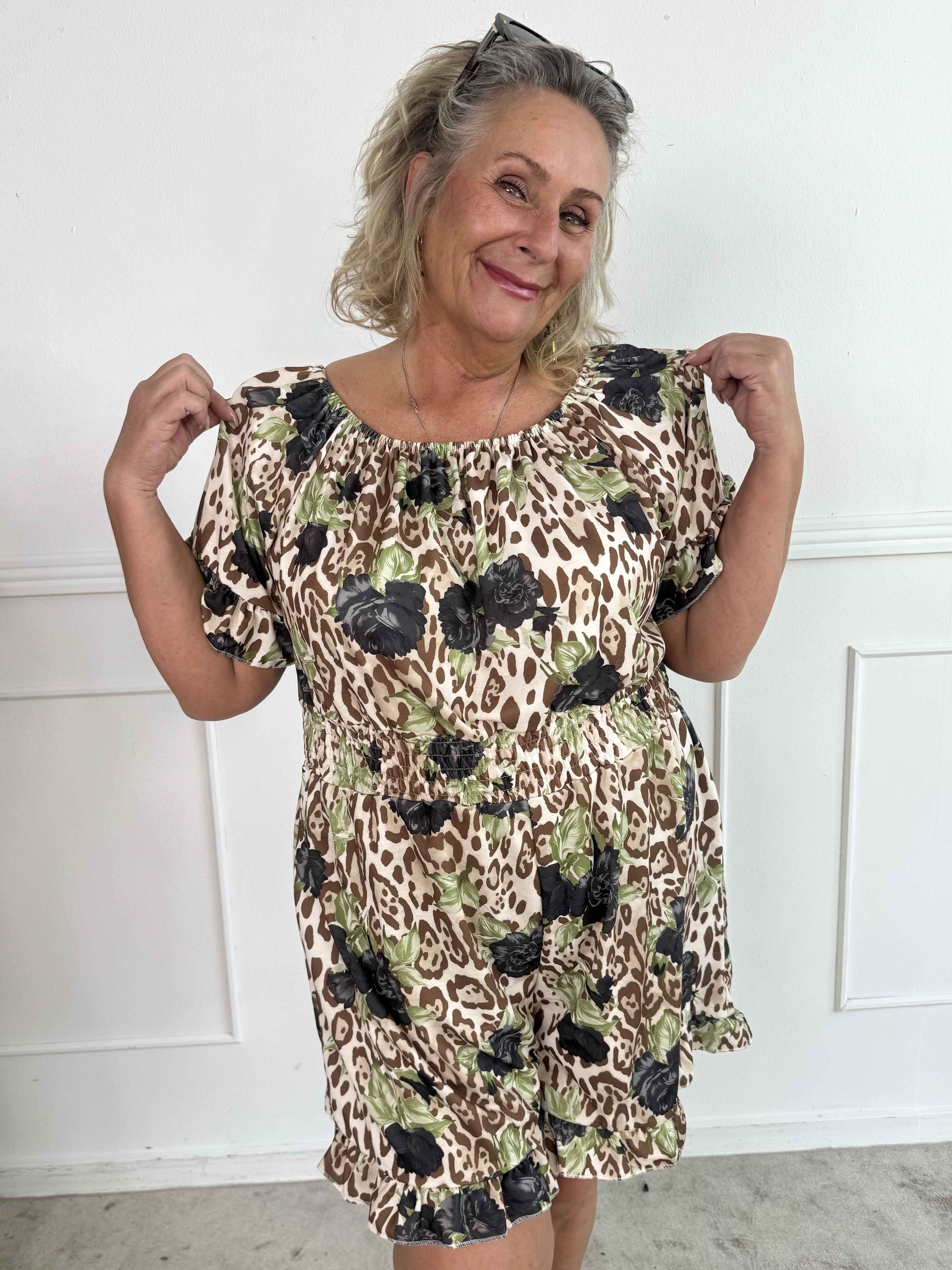 Delilah - Plus size buksedragt i leopard- og blomsterprint