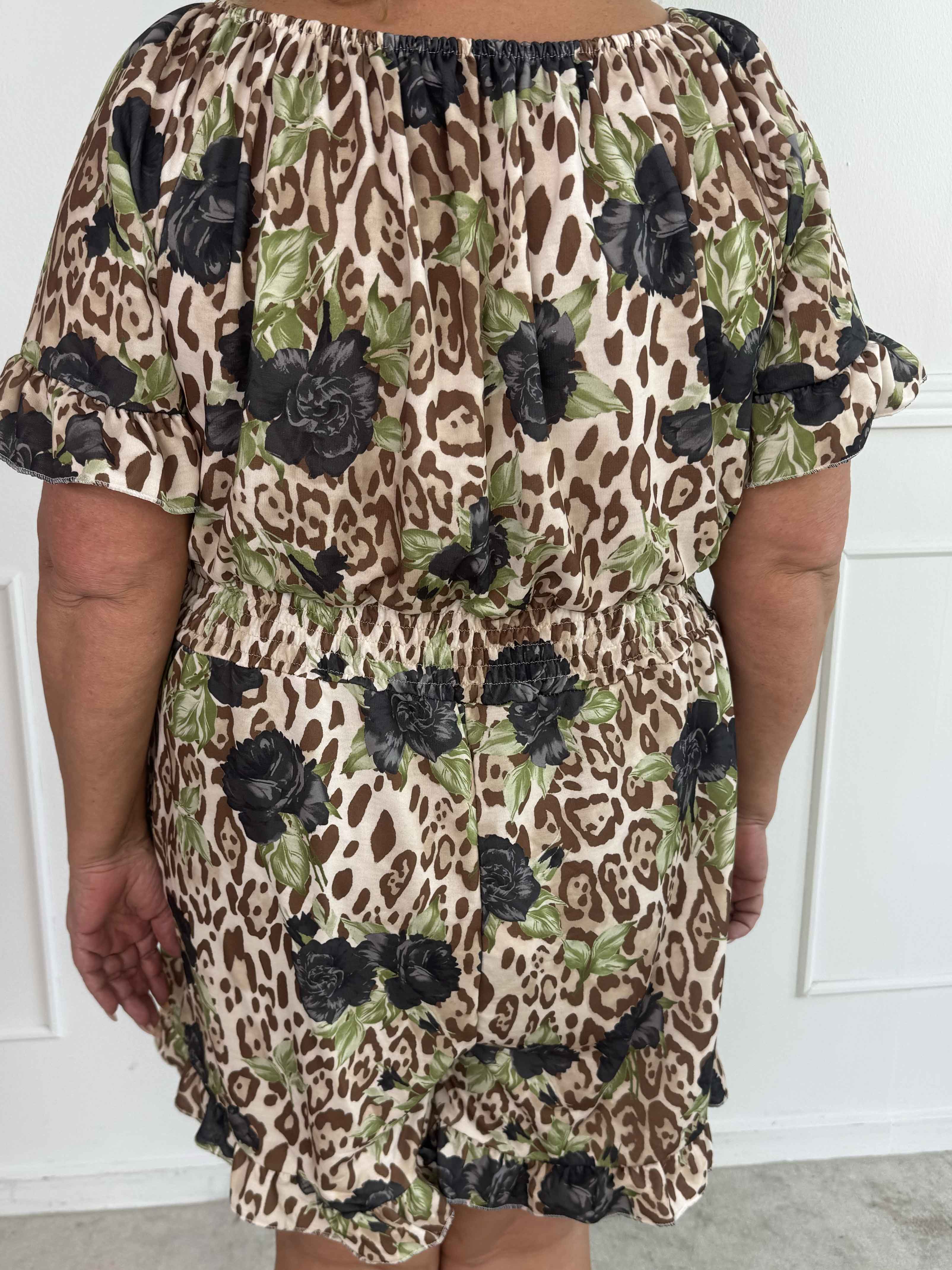 Delilah - Plus size buksedragt i leopard- og blomsterprint