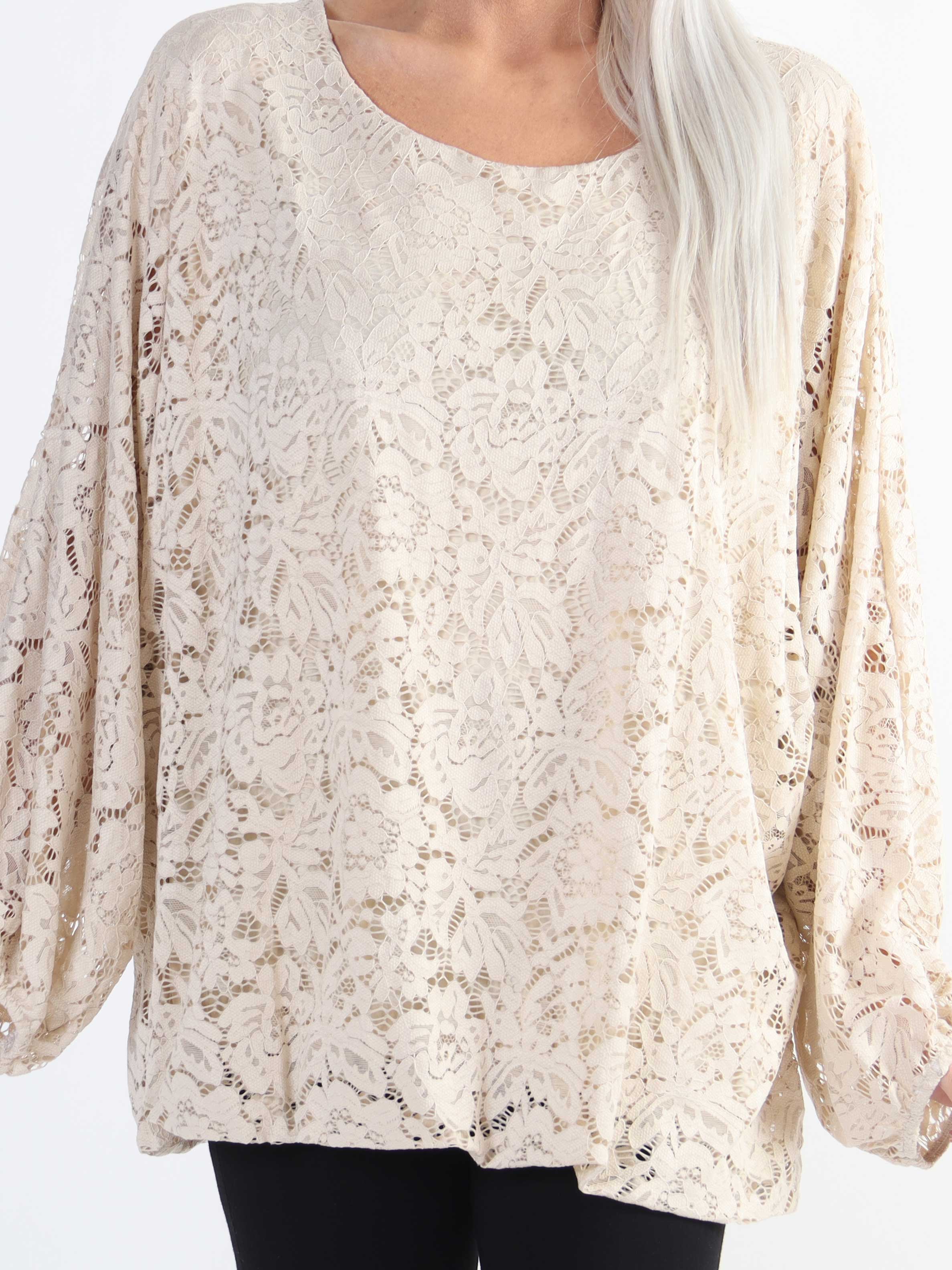 Destiny Lace - Plus size bluse i blonde med flagermusærmer