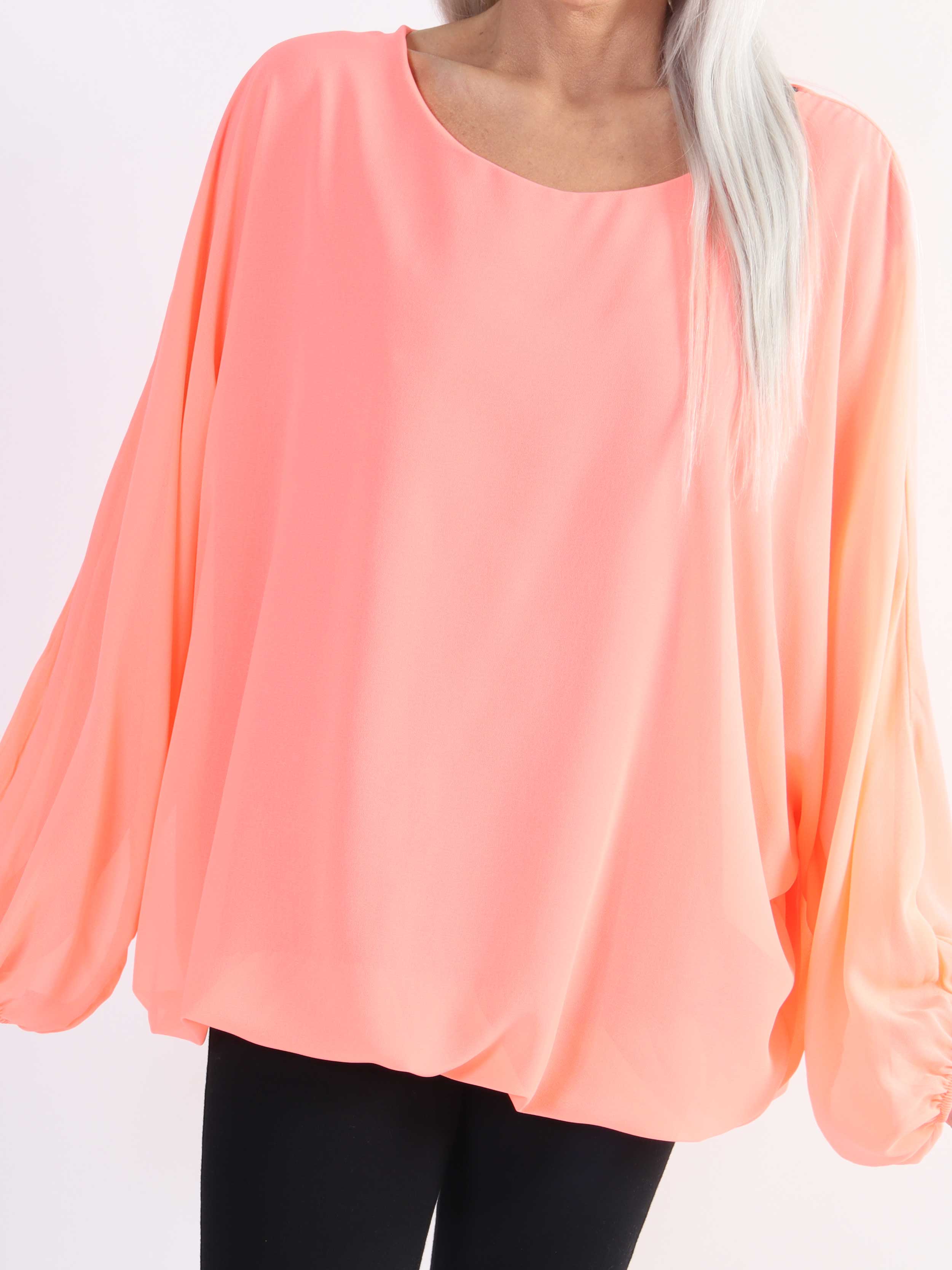 Destiny Plain - Plus size bluse i chiffon med flagermusærmer