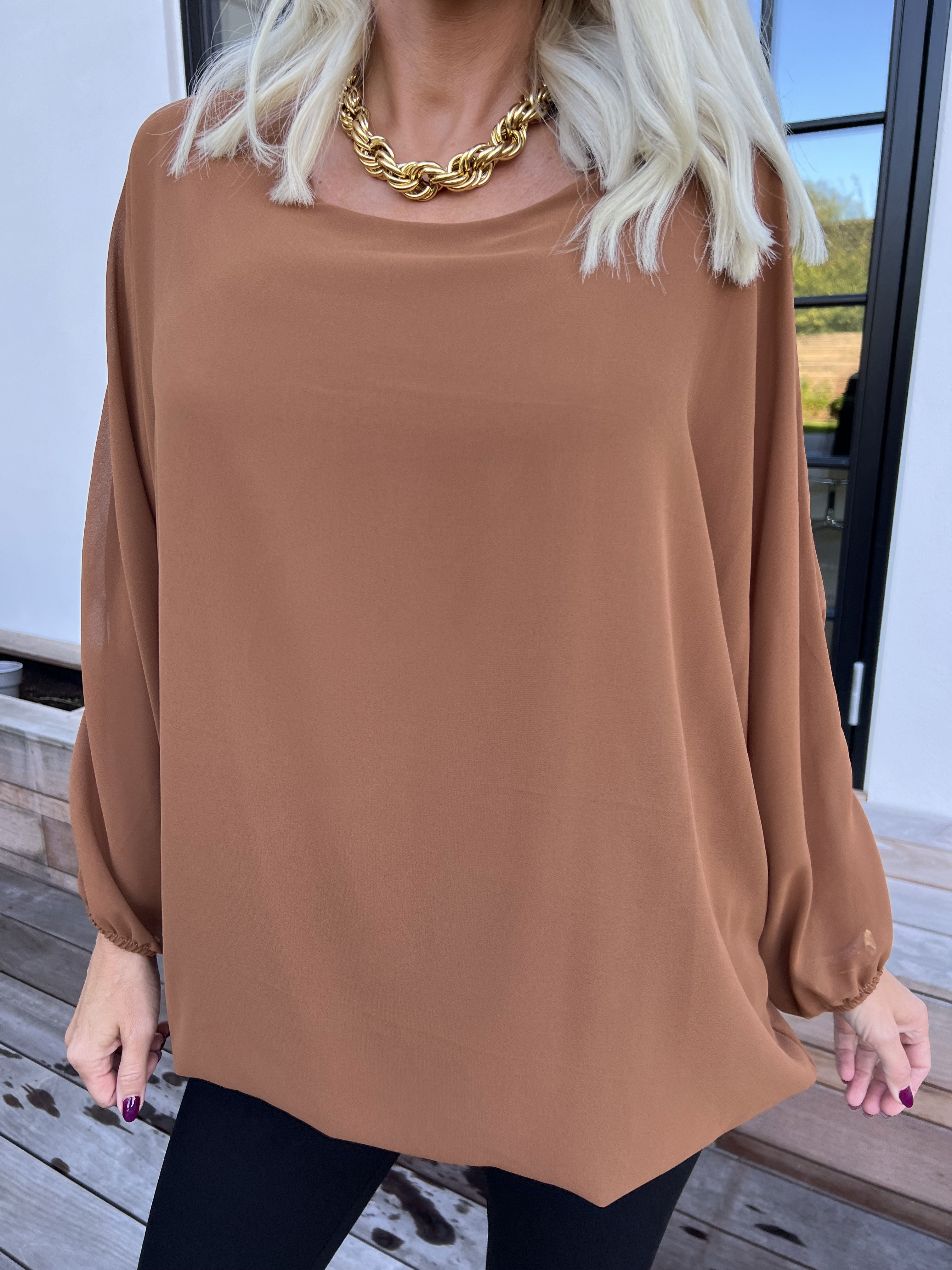 Destiny Plain - Bluse i chiffon med flagermusærmer