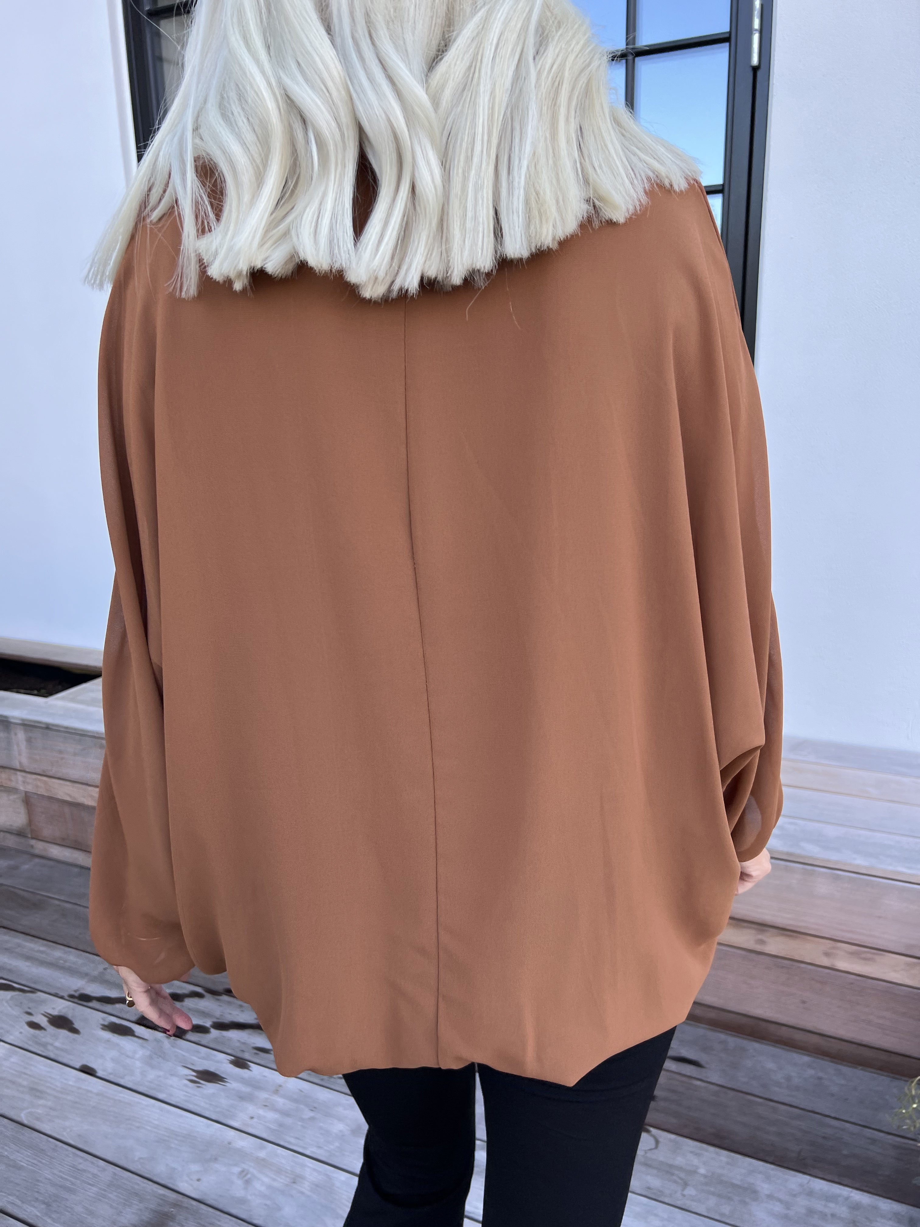 Destiny Plain - Bluse i chiffon med flagermusærmer