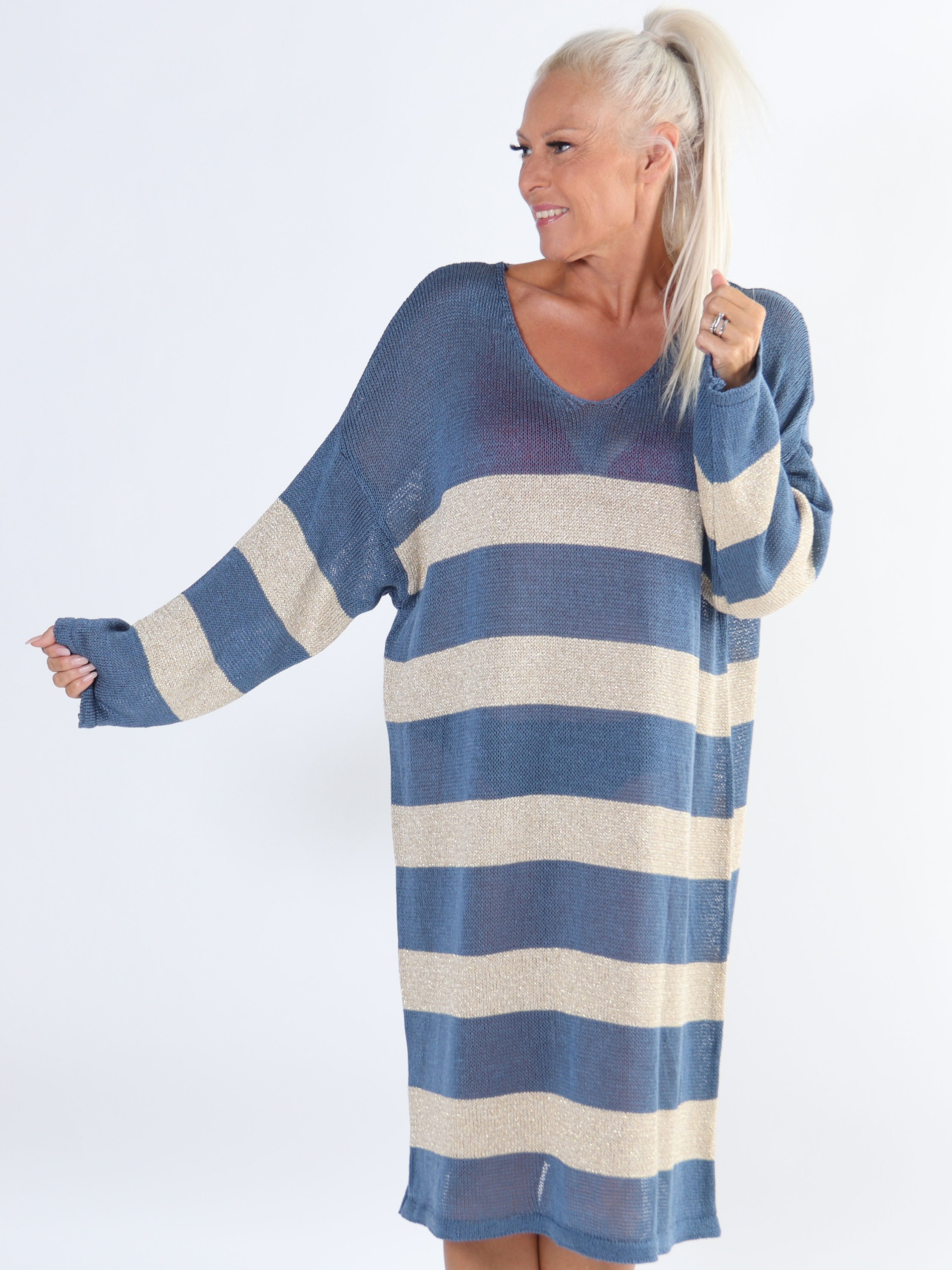Dima Dress - Plus size strikkjole i viskose med guld striber