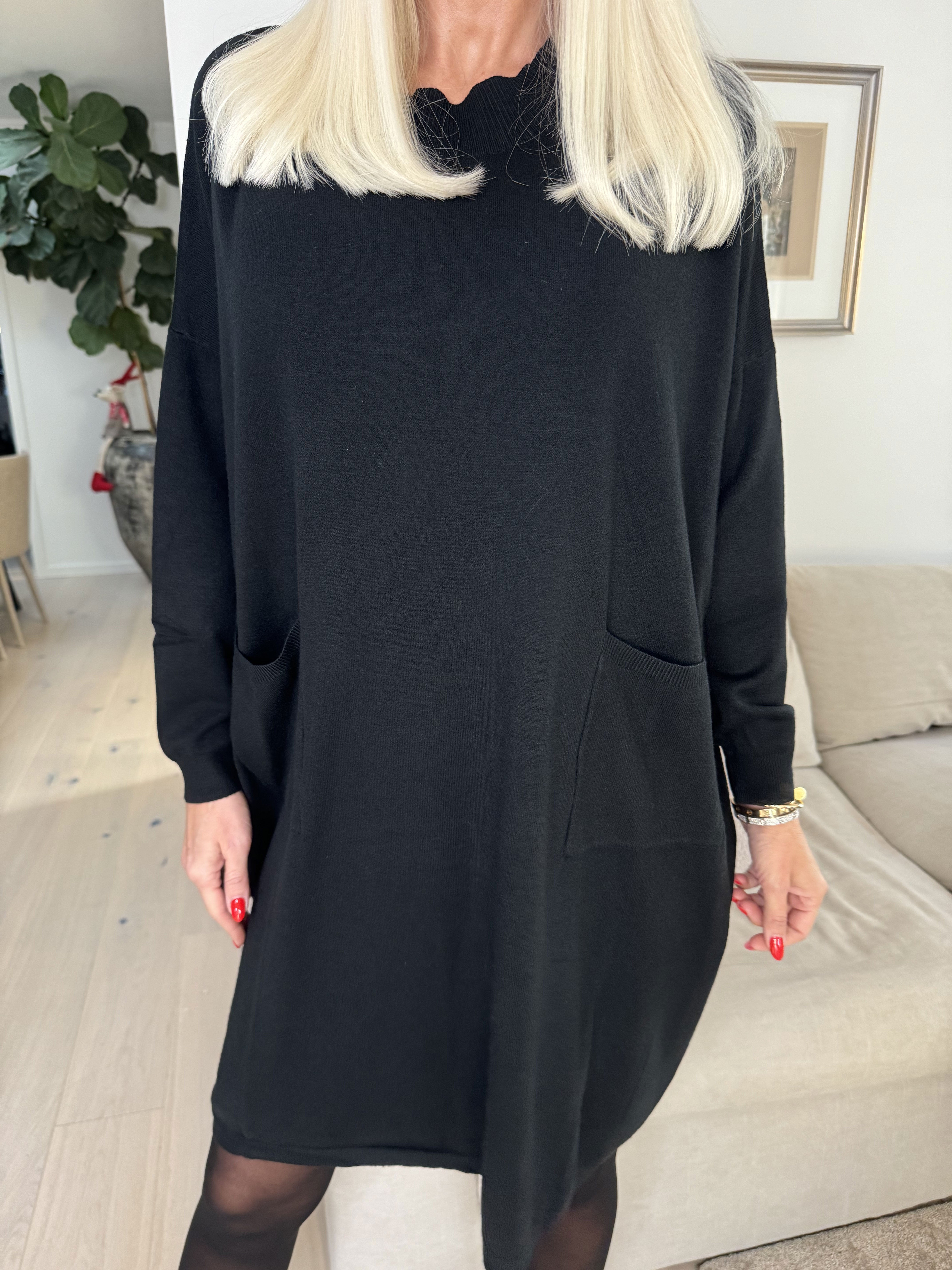 Dima - Blød strikkjole med lommer