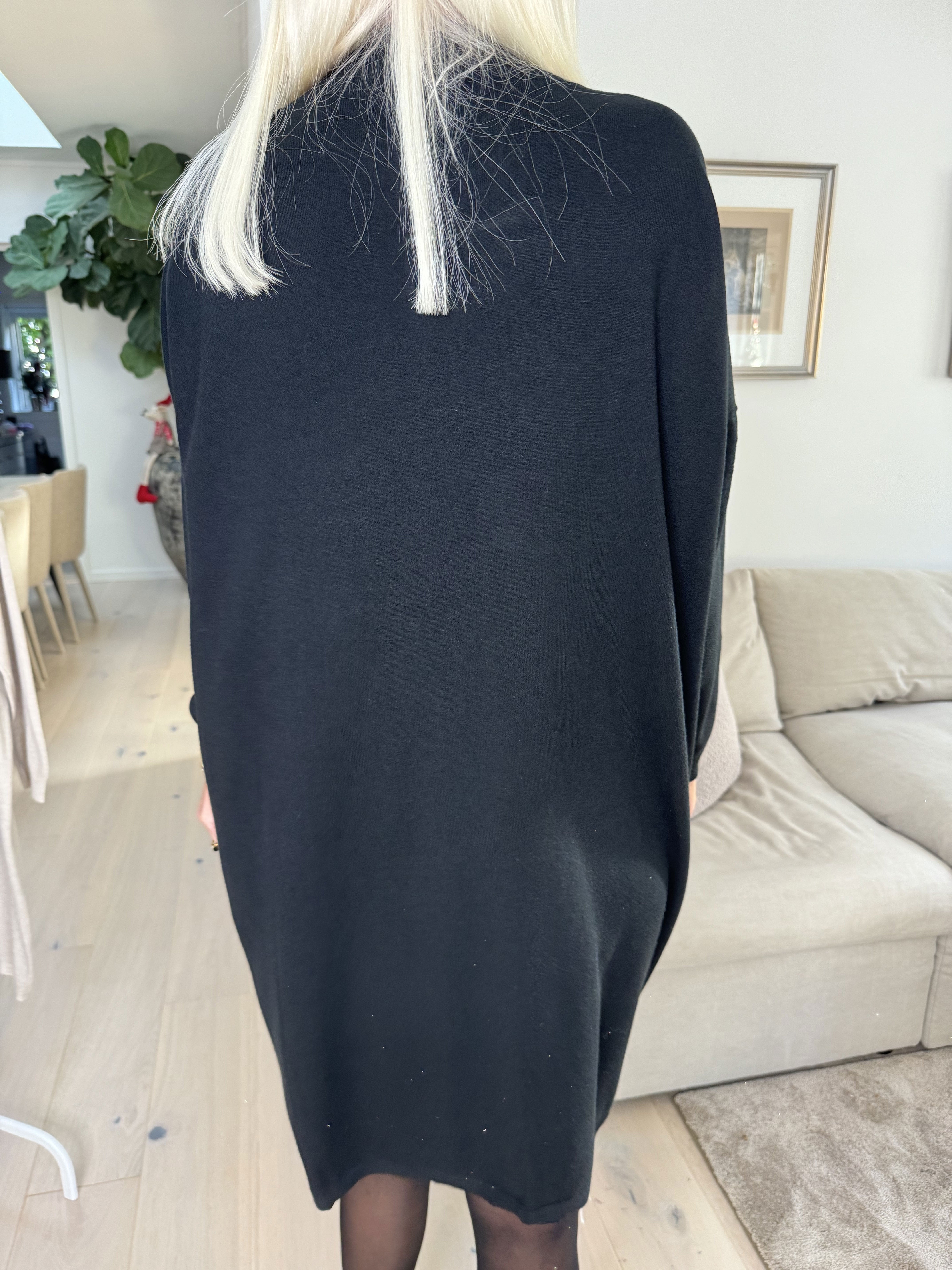 Dima - Blød strikkjole med lommer