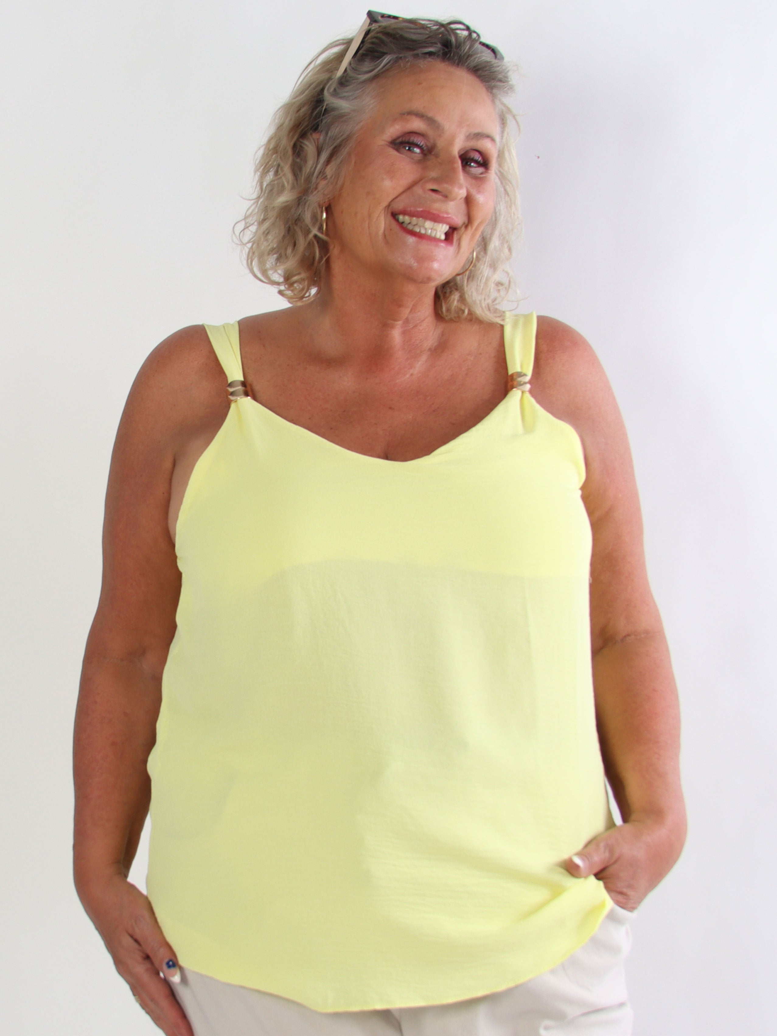 Dinah - Plus size top med dekorative guldspænder ved stropperne