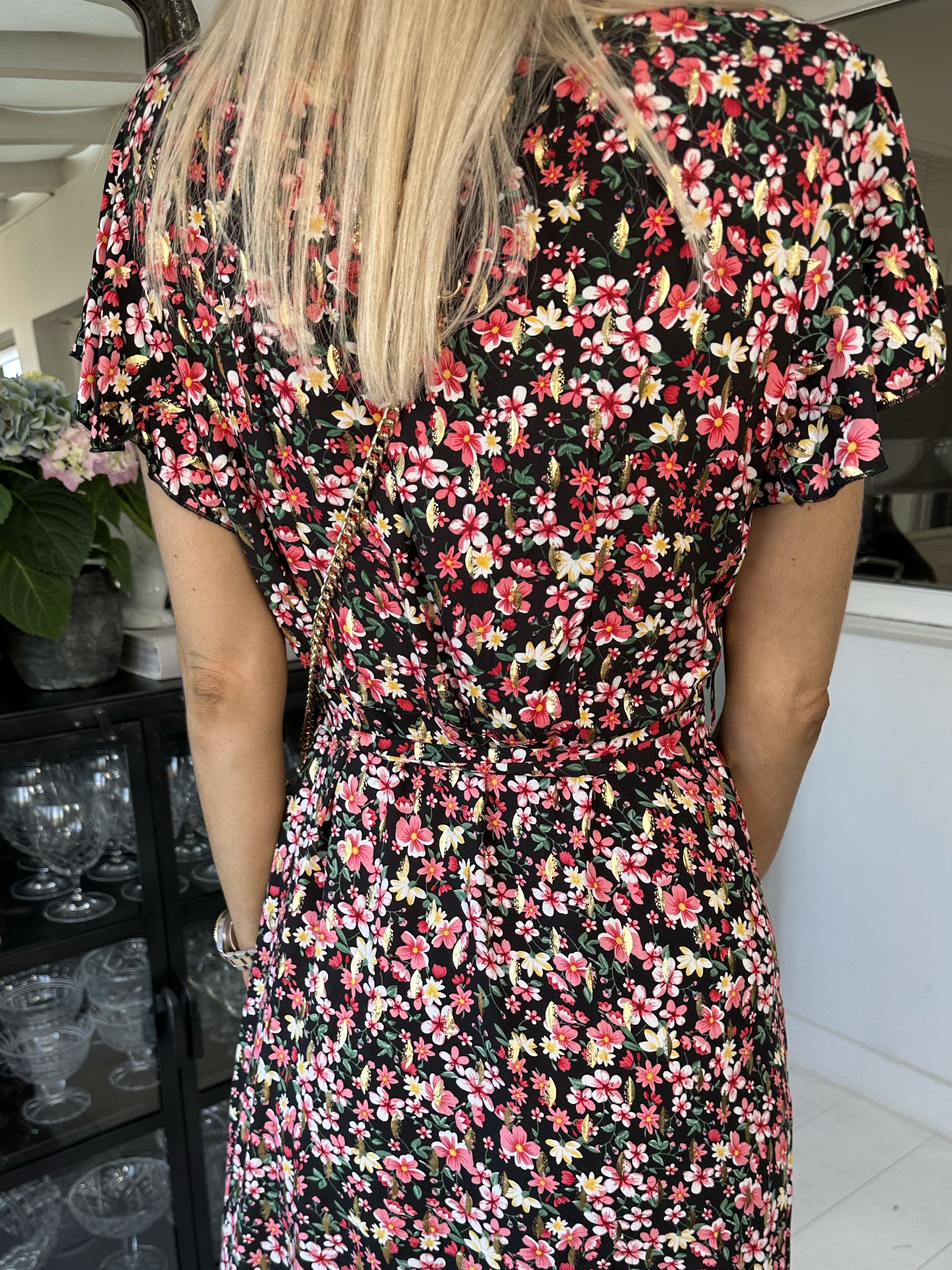 Diora - Blomstret kjole med knapper og bindebånd