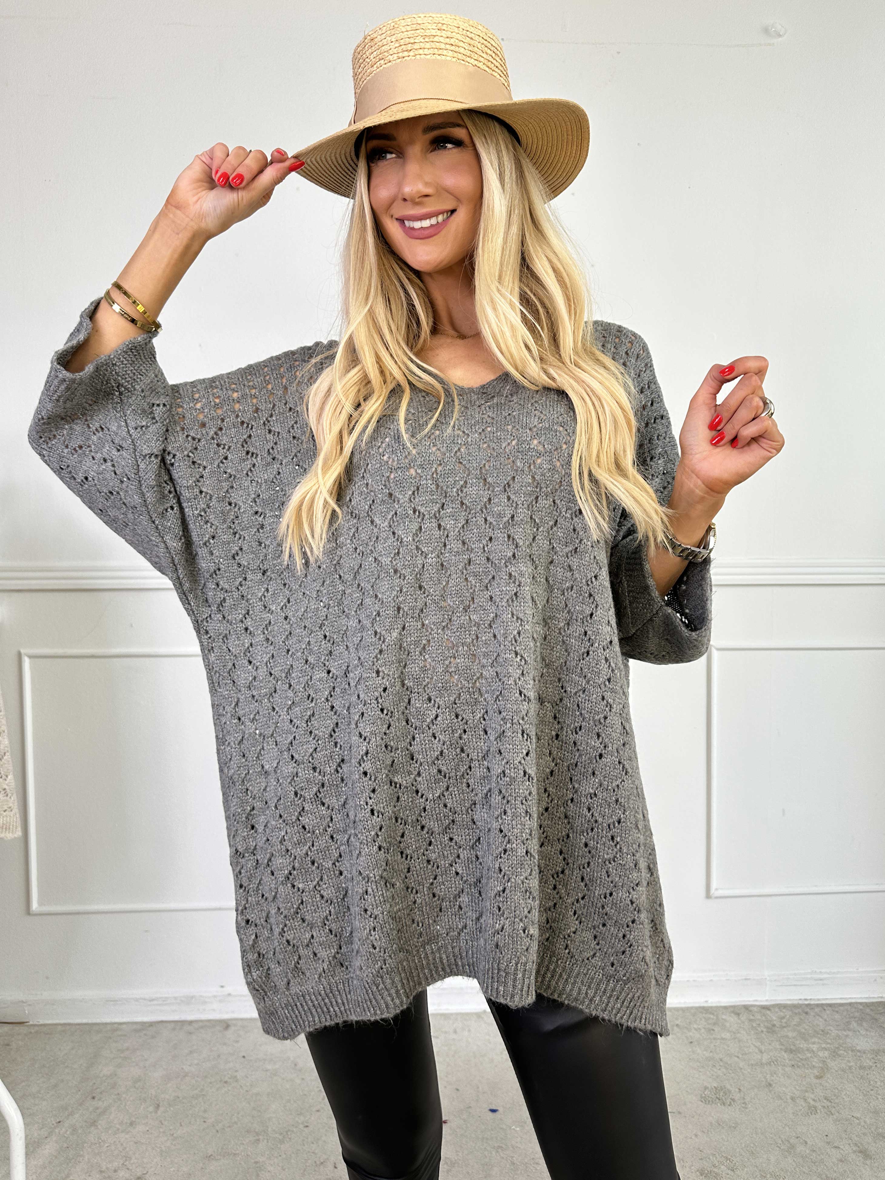 Disa - Striktrøje med fint hullet mønster