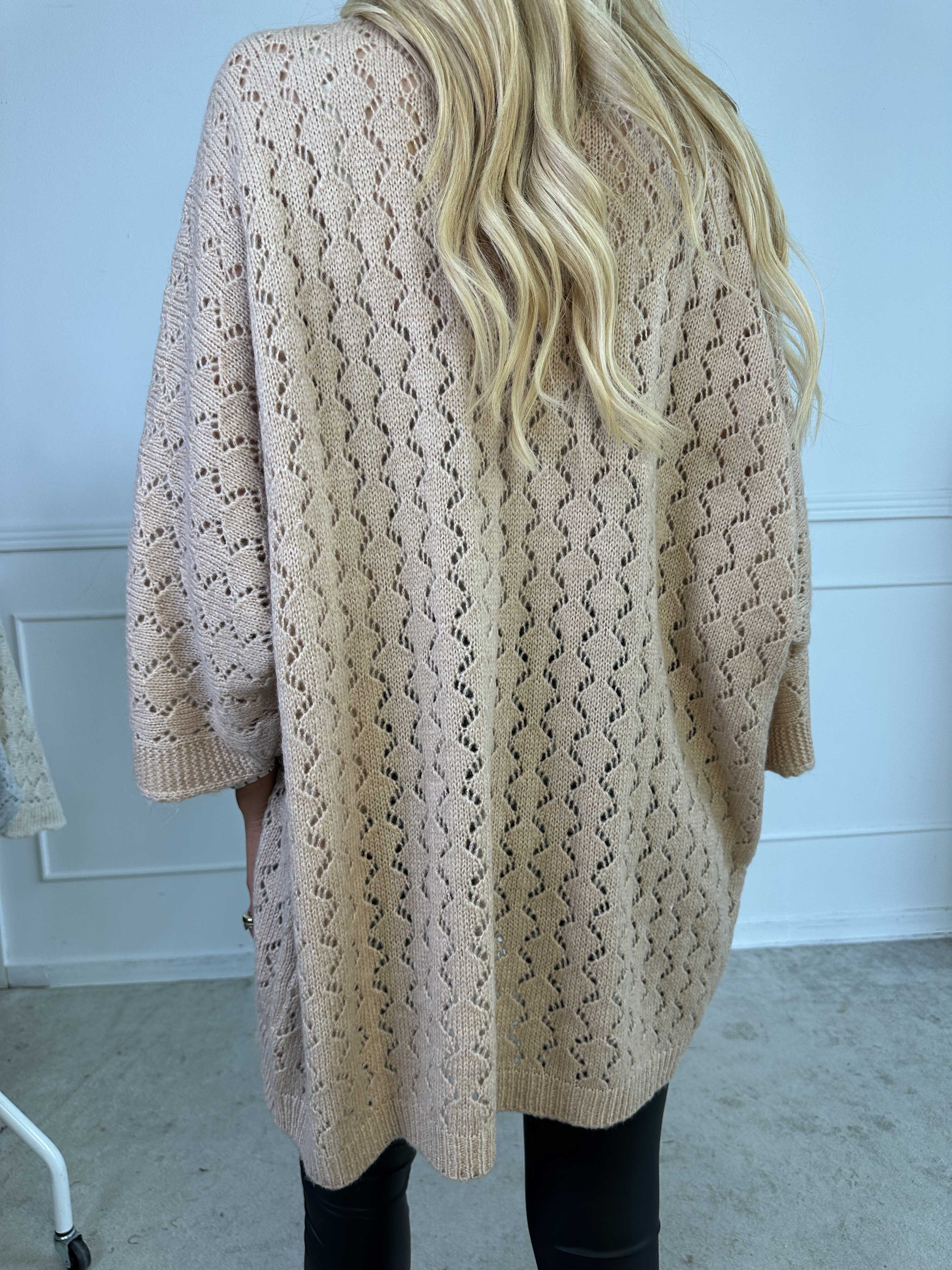 Disa - Striktrøje med fint hullet mønster