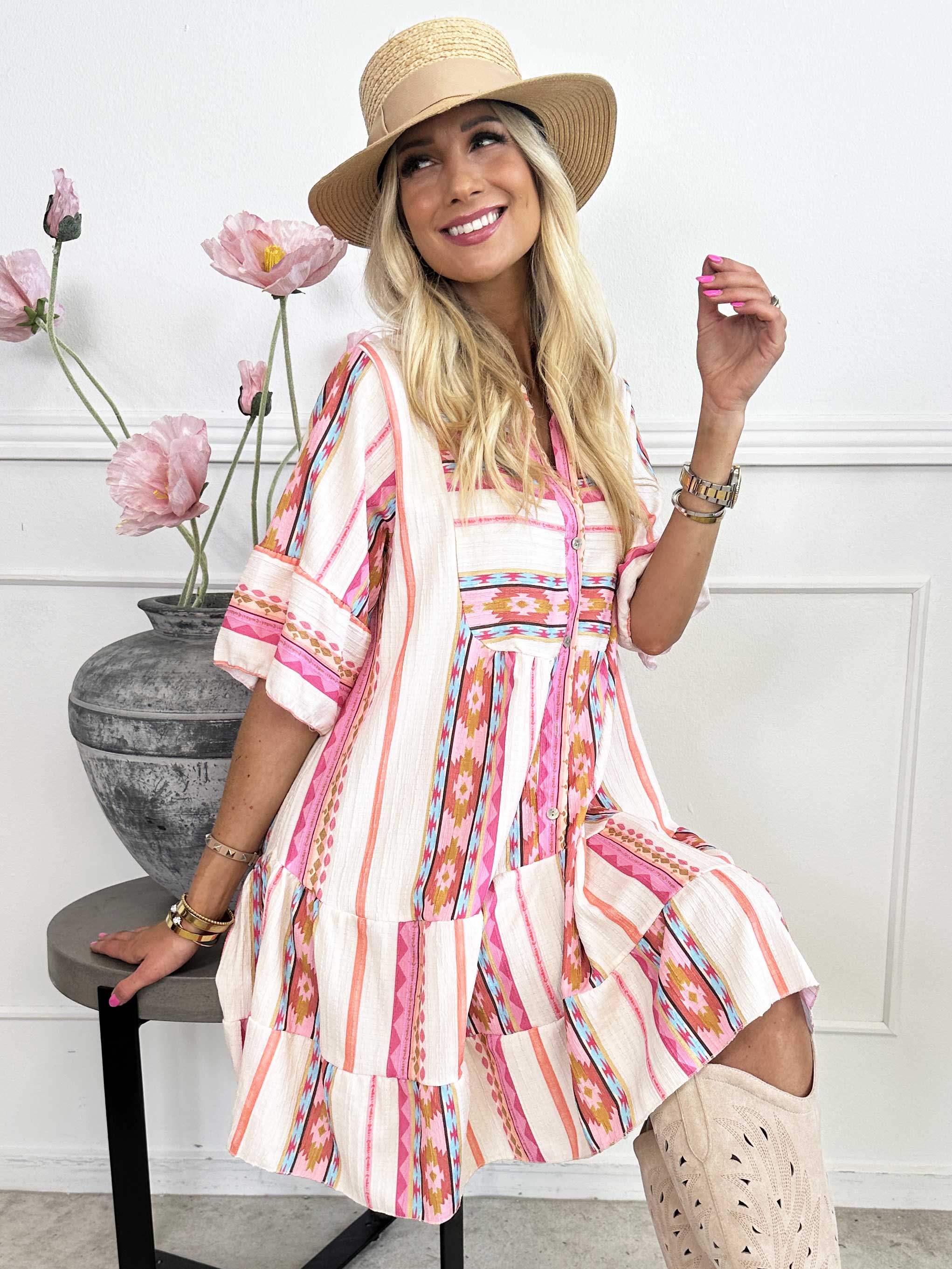 Dizzy - Mønstret kjole i viskose med knapper ved brystet