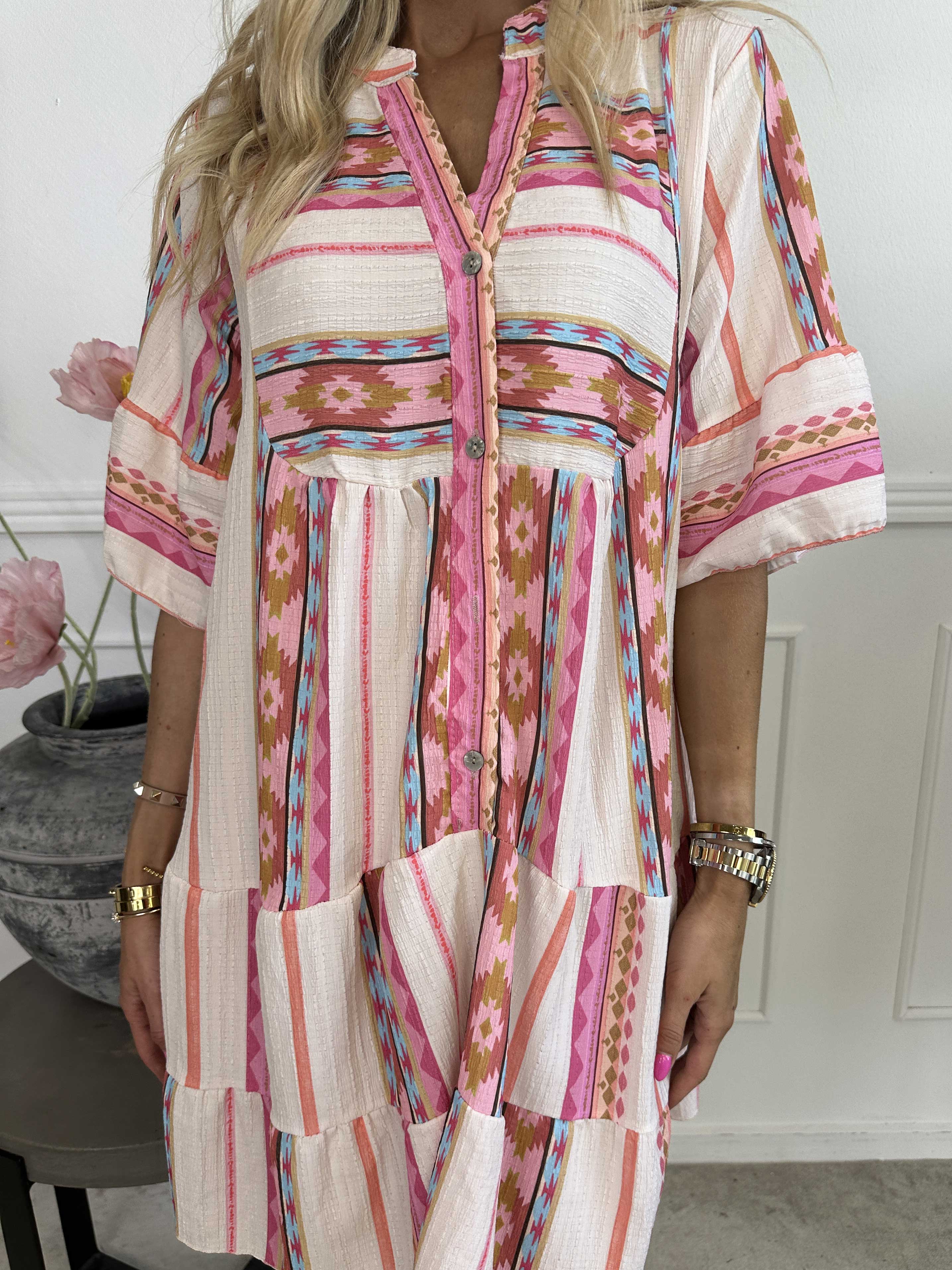 Dizzy - Mønstret kjole i viskose med knapper ved brystet