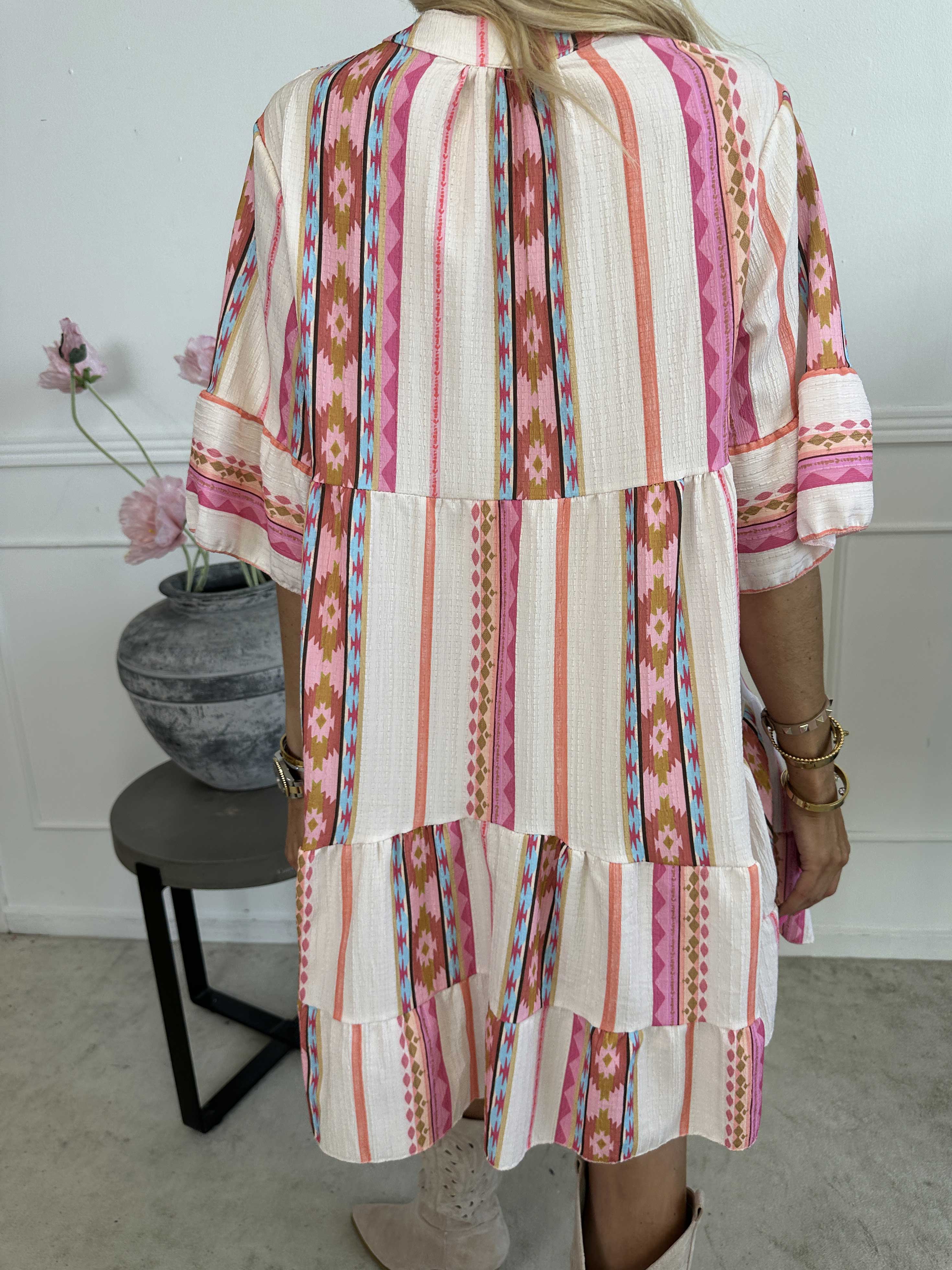 Dizzy - Mønstret kjole i viskose med knapper ved brystet