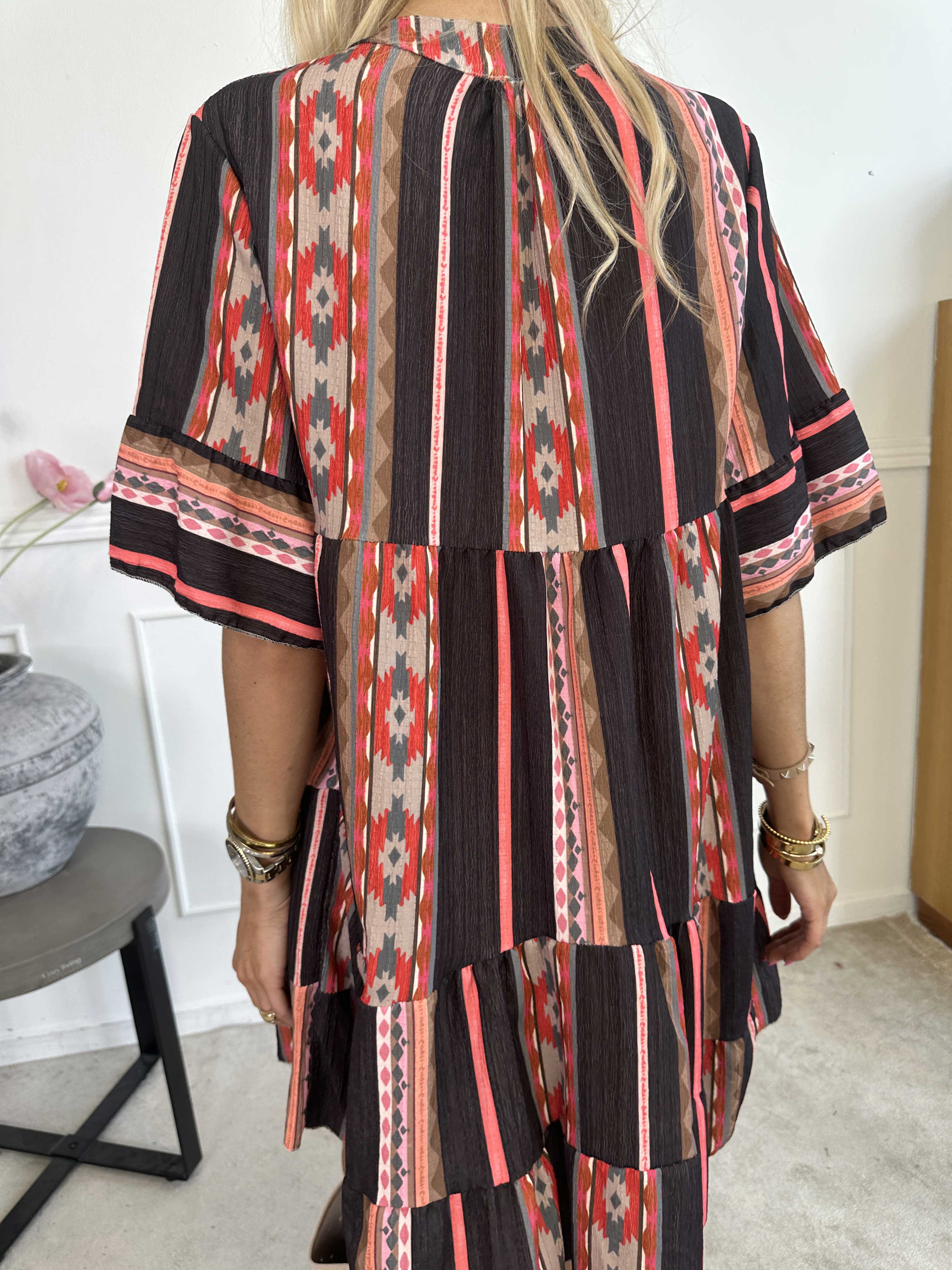 Dizzy - Mønstret kjole i viskose med knapper ved brystet