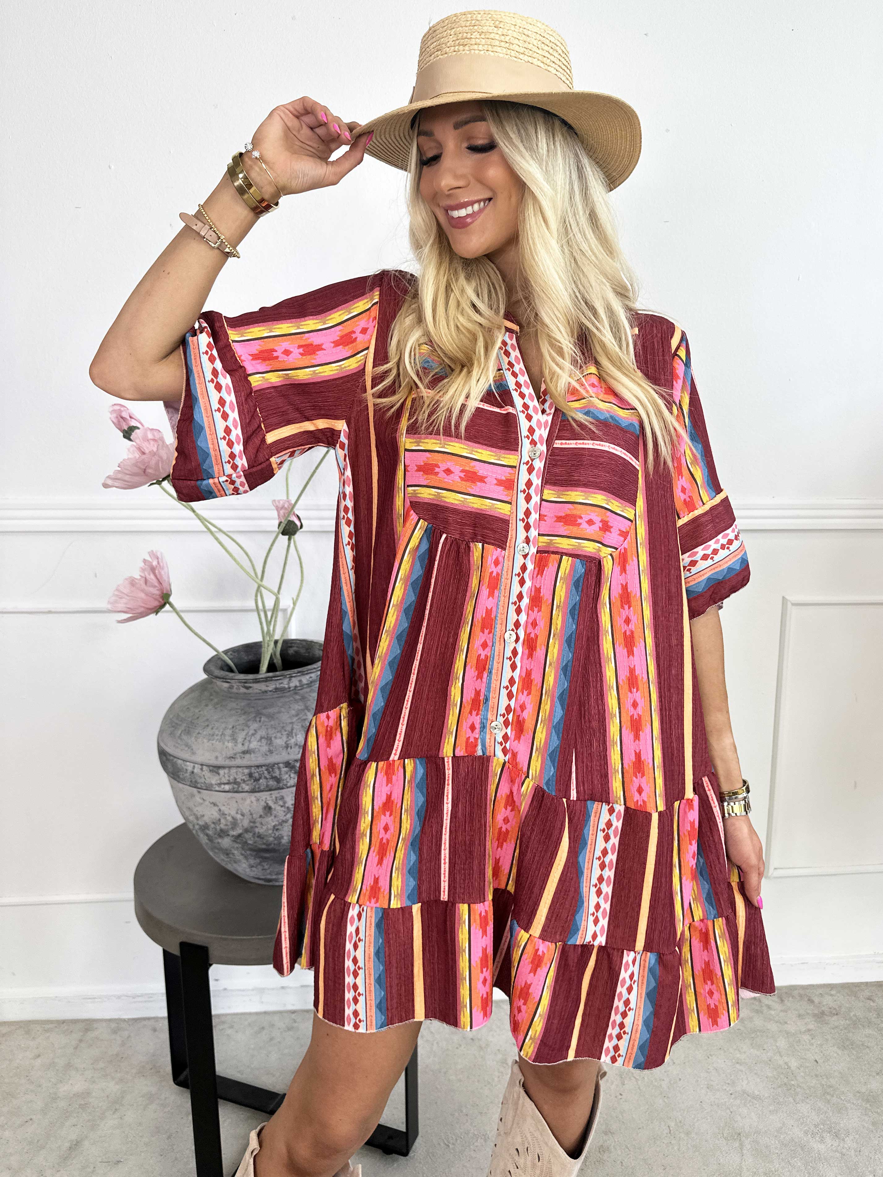 Dizzy - Mønstret kjole i viskose med knapper ved brystet