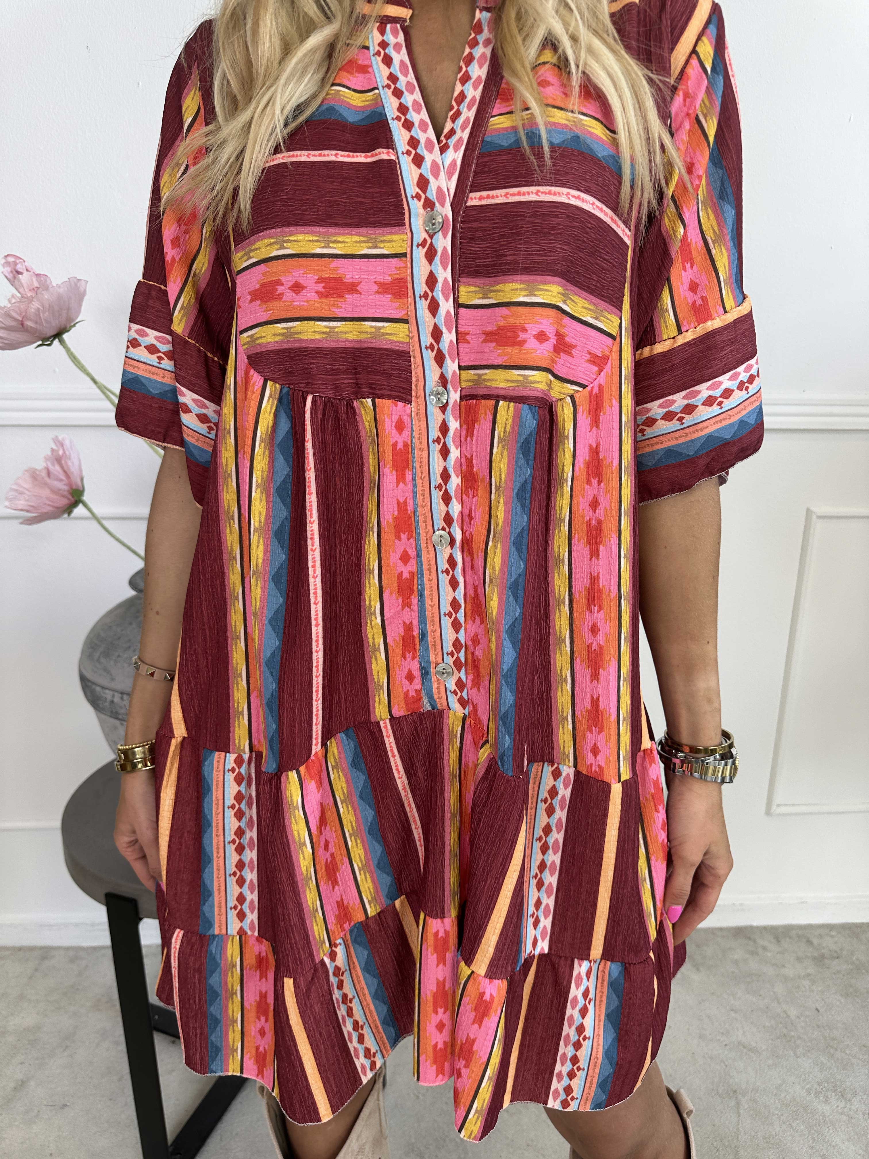 Dizzy - Mønstret kjole i viskose med knapper ved brystet