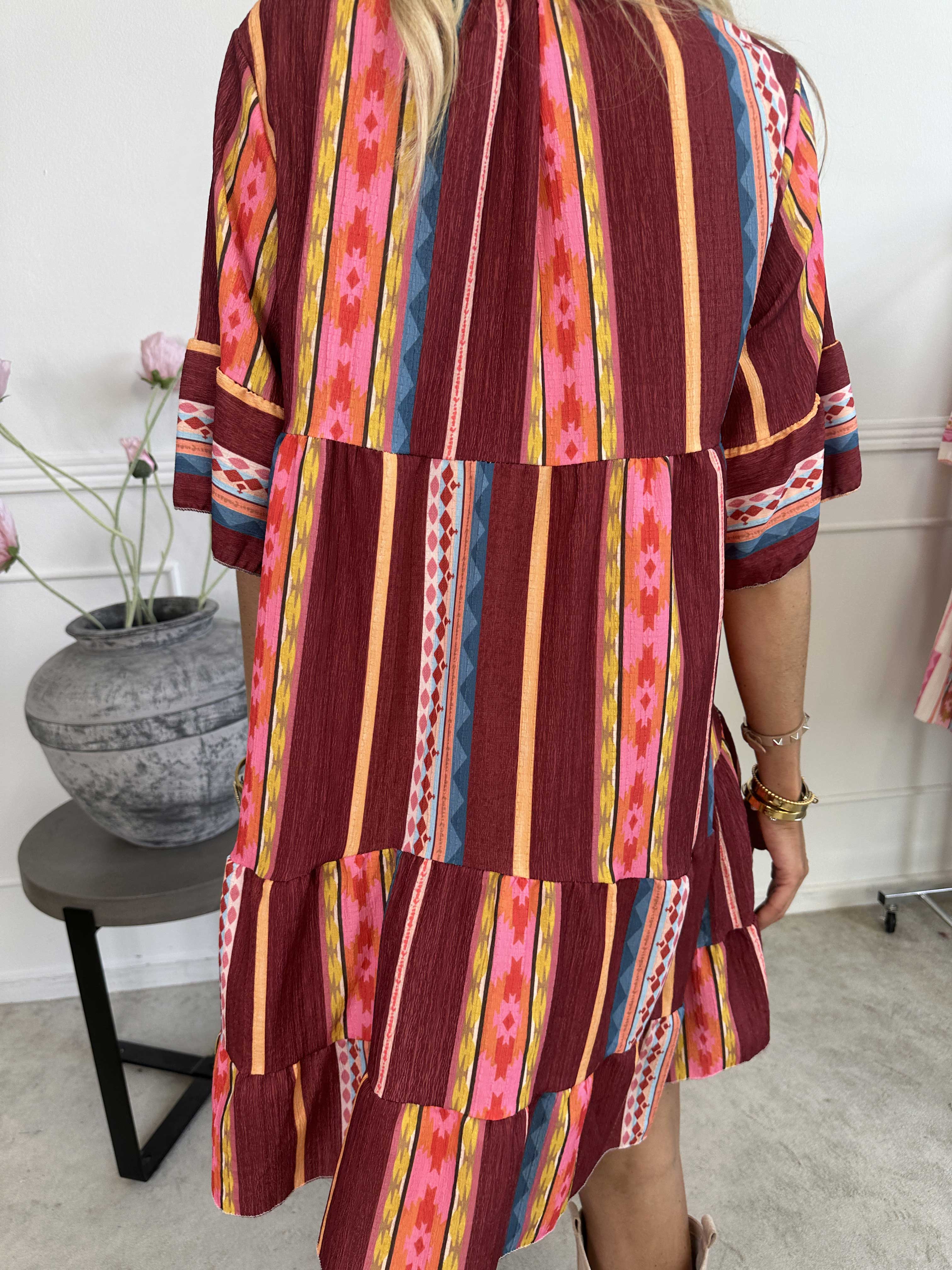 Dizzy - Mønstret kjole i viskose med knapper ved brystet