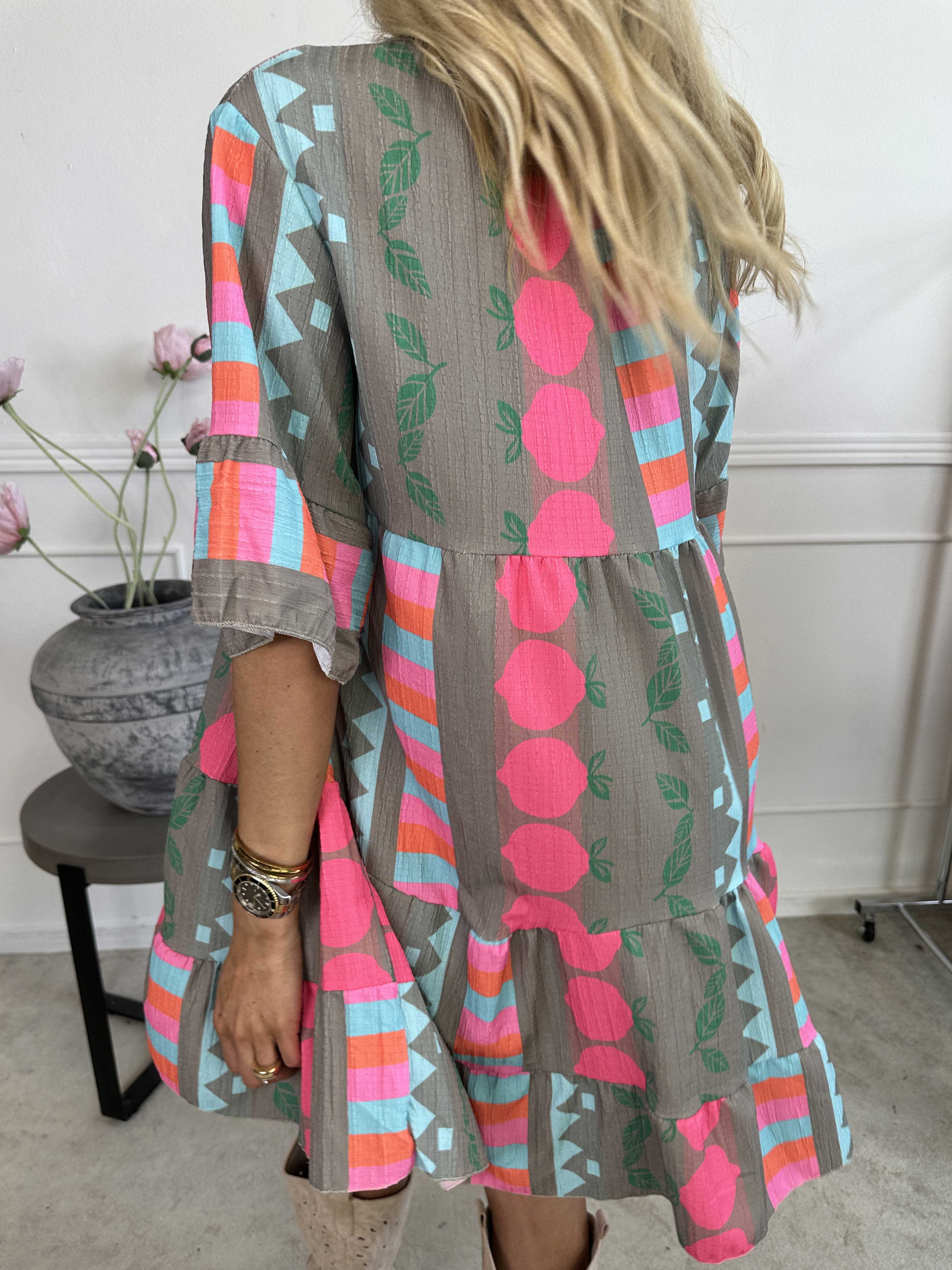 Dizzy - Mønstret kjole i viskose med knapper ved brystet