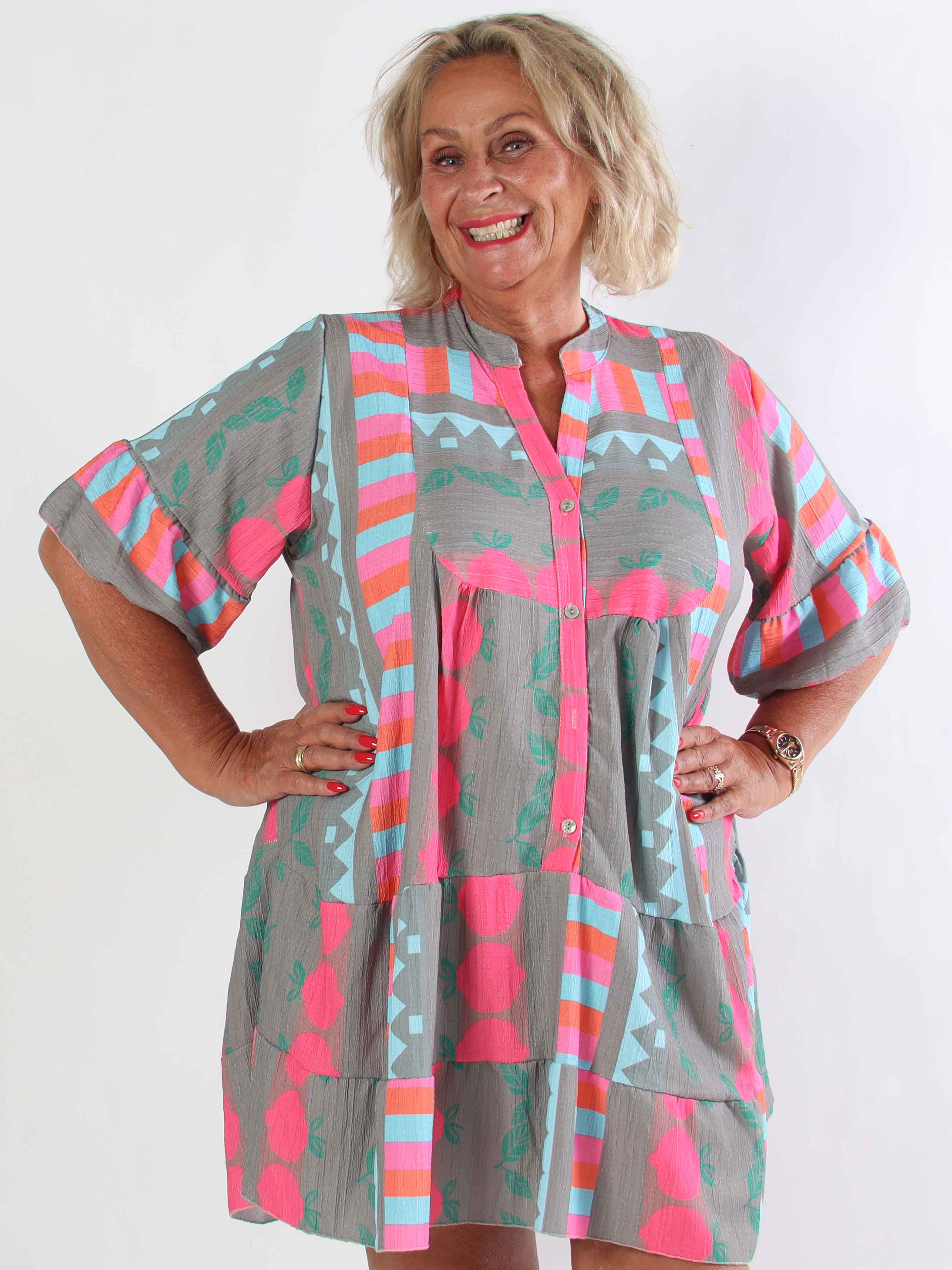 Dizzy - Mønstret kjole i viskose med knapper ved brystet