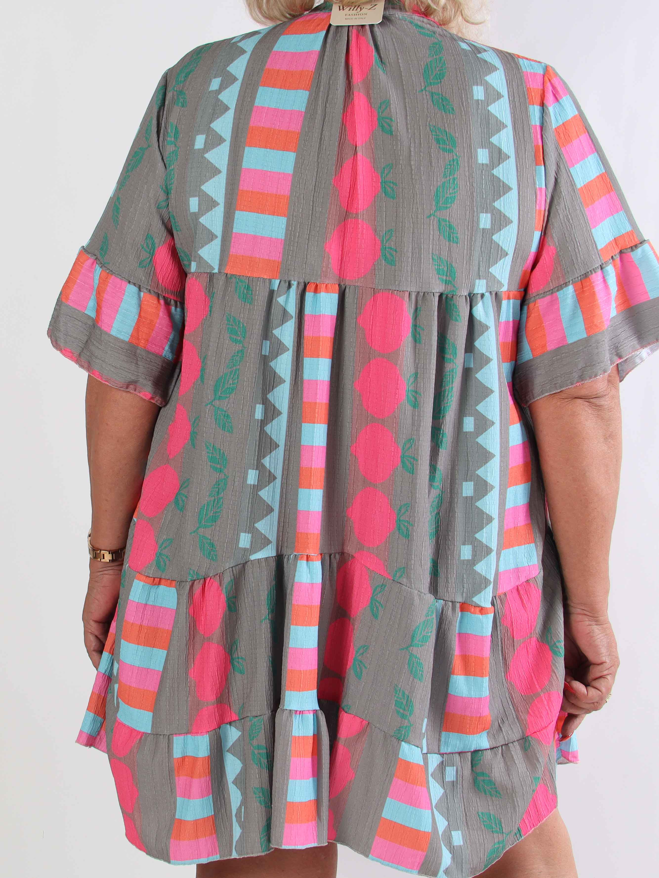 Dizzy - Mønstret kjole i viskose med knapper ved brystet