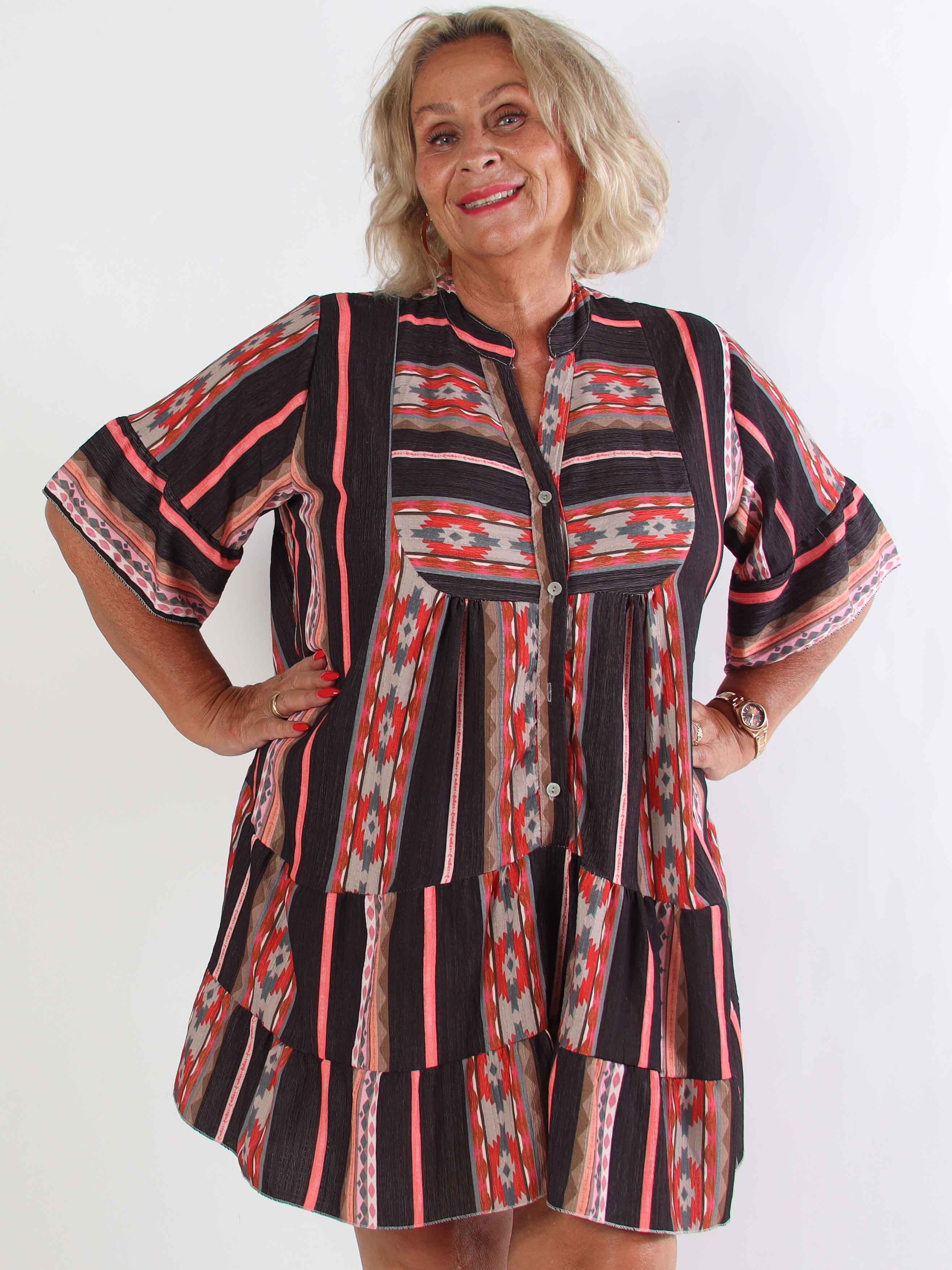 Dizzy - Mønstret kjole i viskose med knapper ved brystet