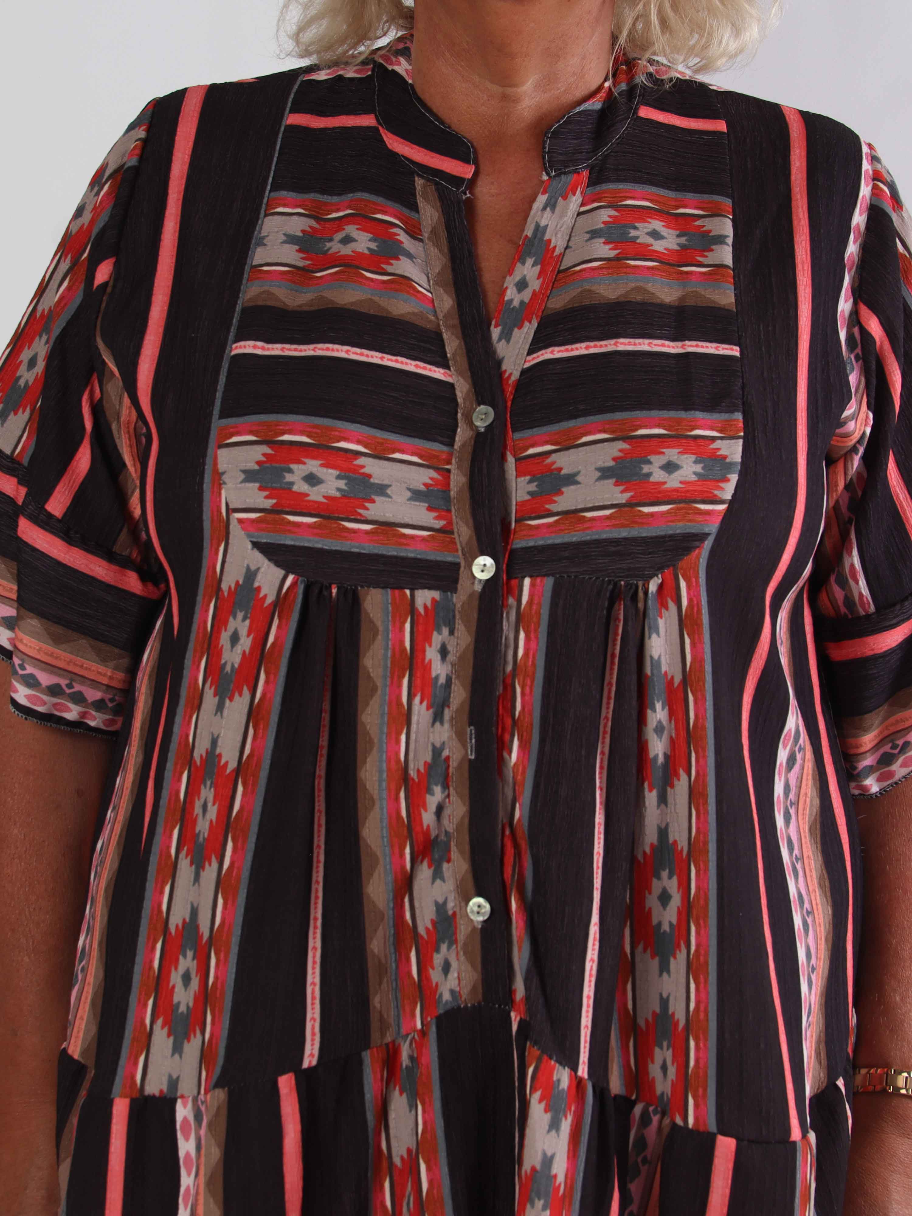 Dizzy - Mønstret kjole i viskose med knapper ved brystet