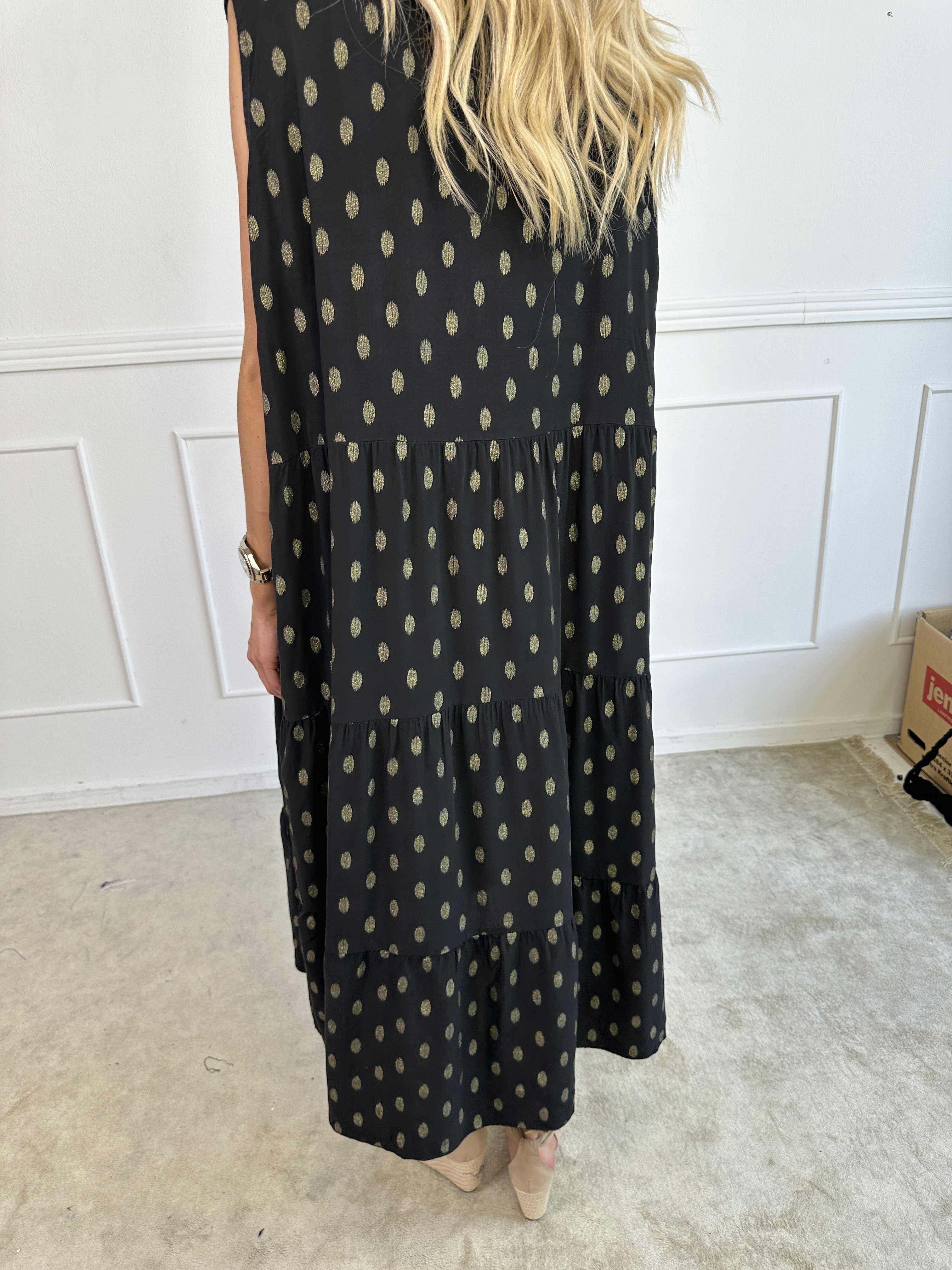 Dotti Gold Sleeveless - Kjole med lag på lag look i viskose