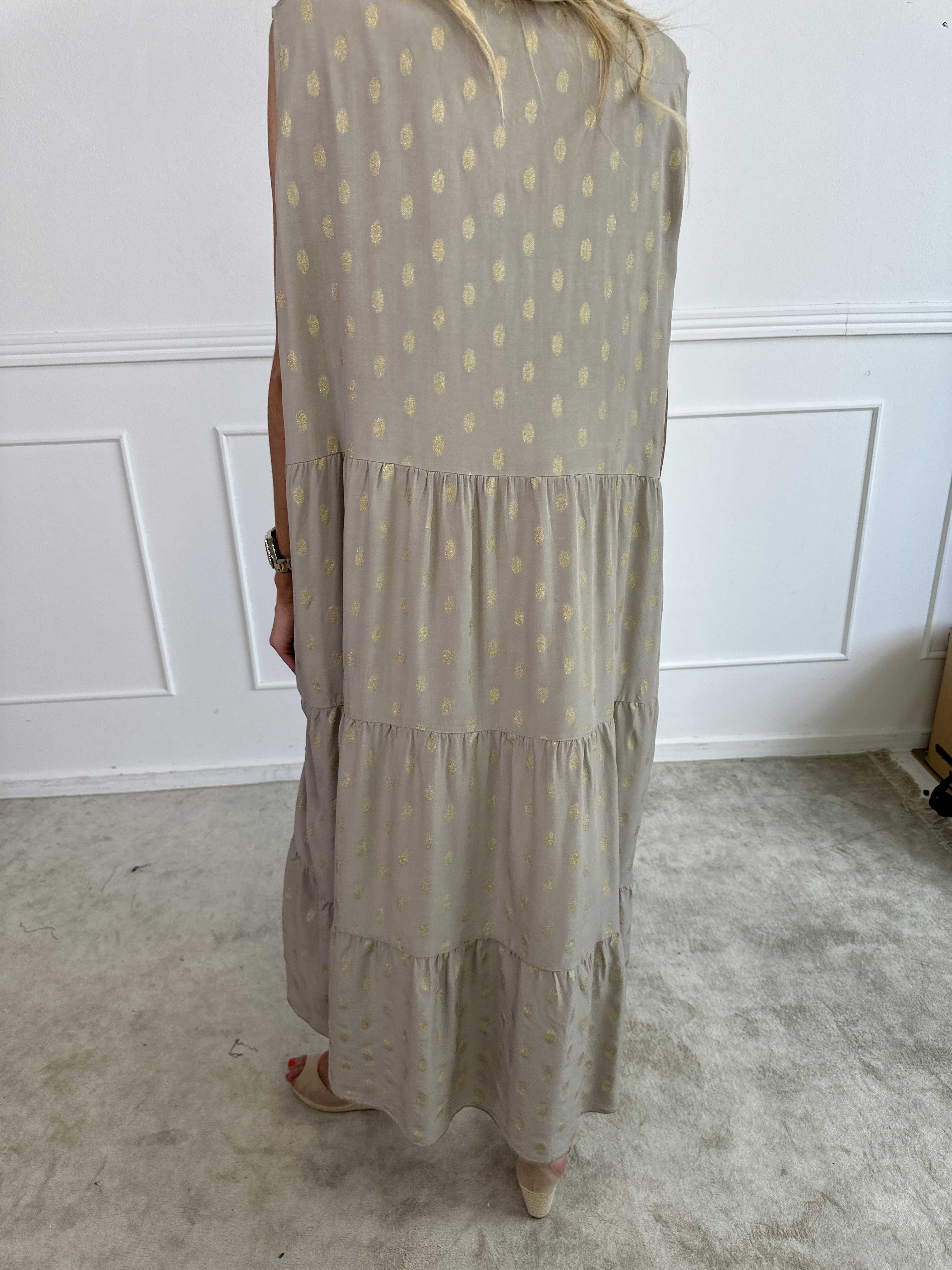 Dotti Gold Sleeveless - Kjole med lag på lag look i viskose