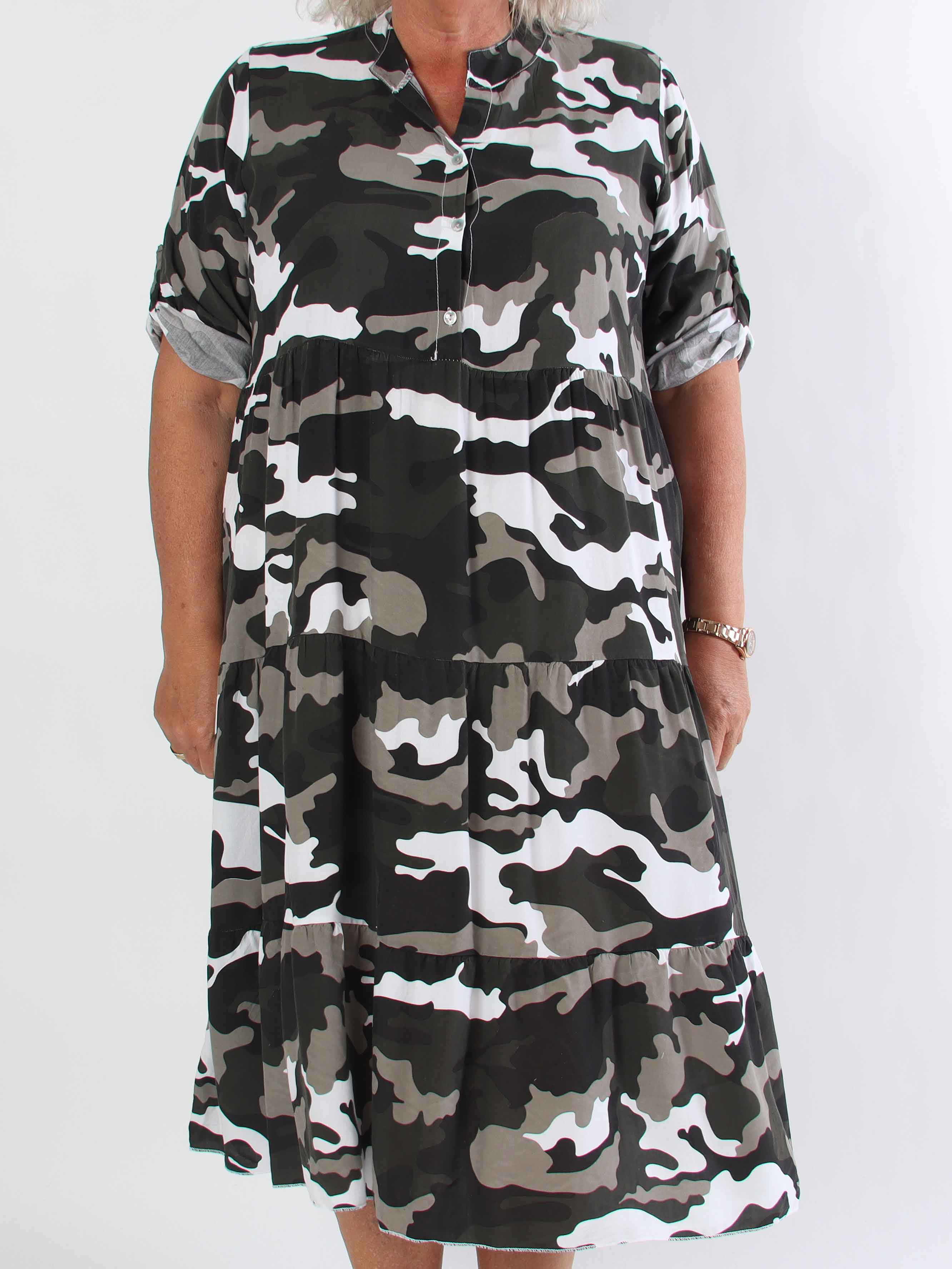 Dotti Camo - Kjole med camouflageprint i viskose med lag på lag look