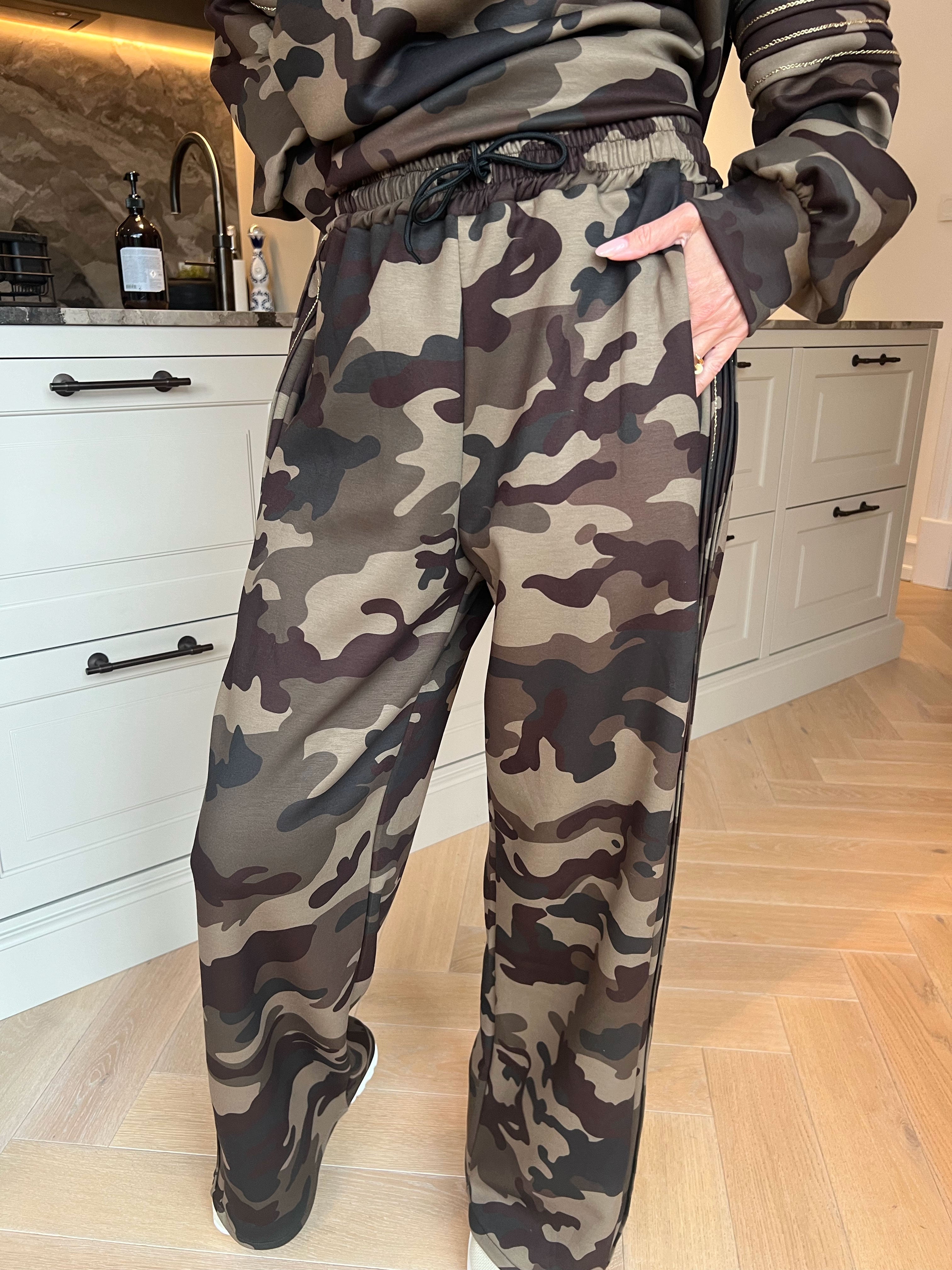 Dream Print - Joggingsæt i viskose med forskelligt print og elegante gulddetaljer