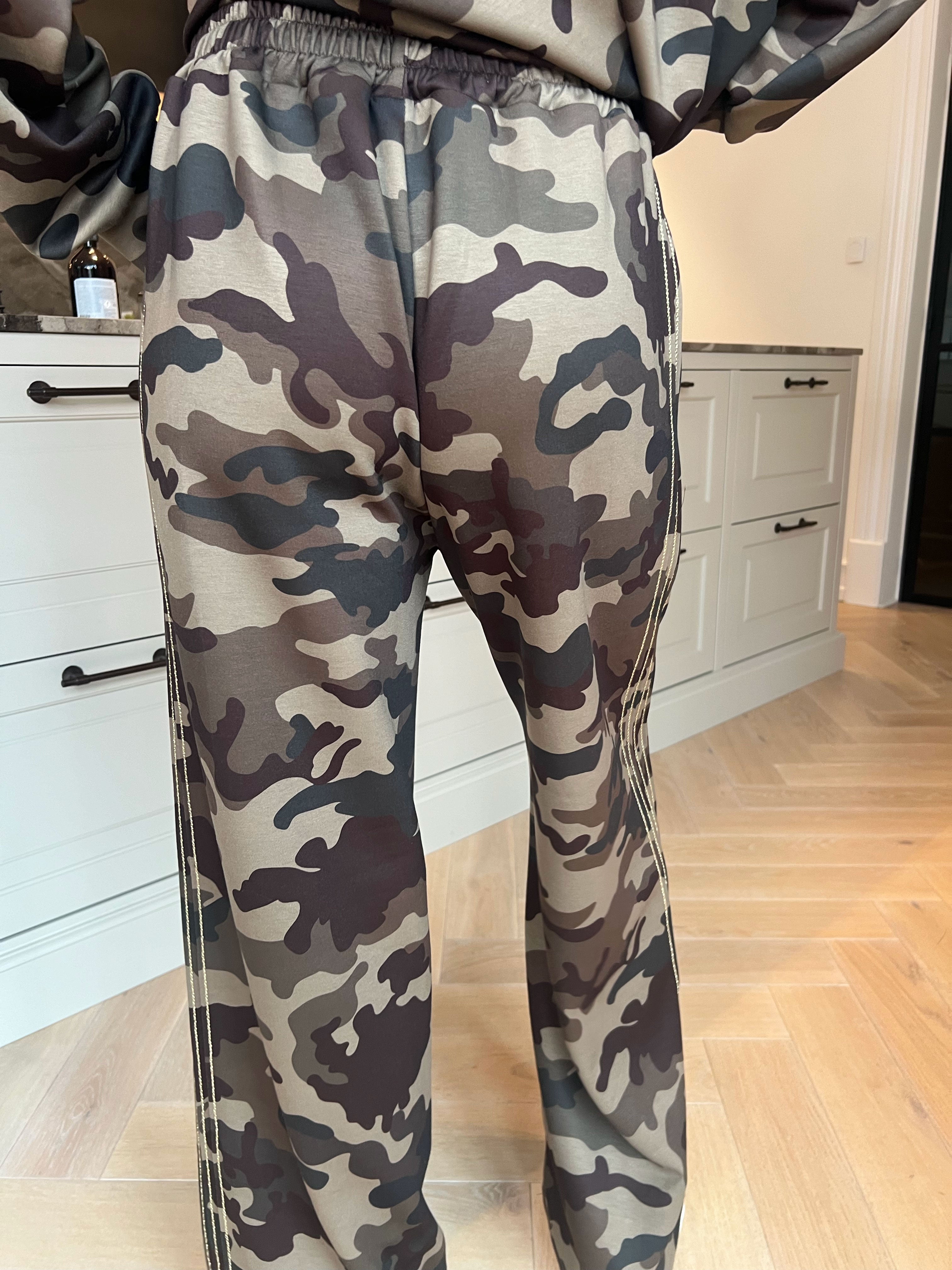 Dream Print - Joggingsæt i viskose med forskelligt print og elegante gulddetaljer