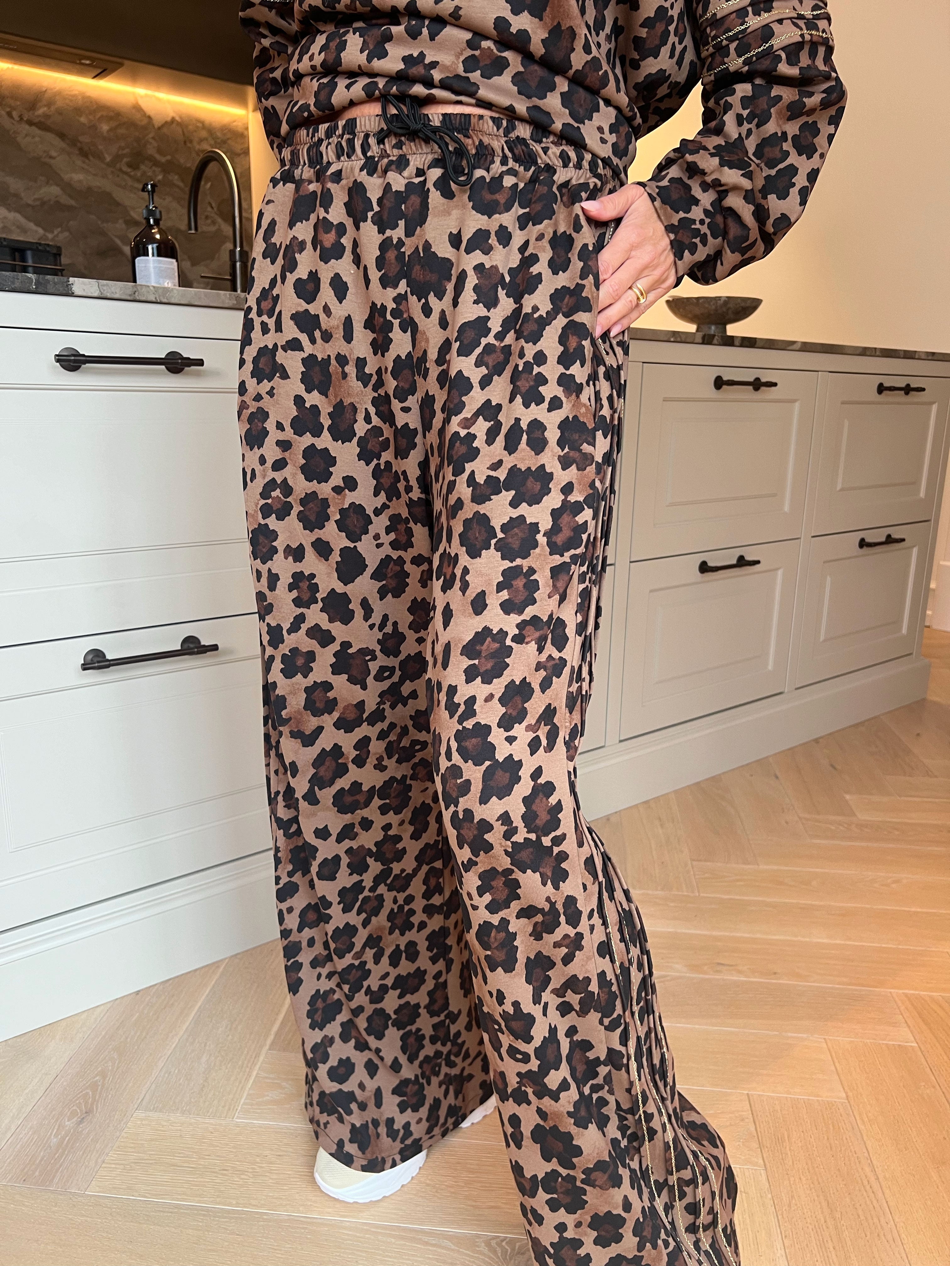 Dream Print - Joggingsæt i viskose med forskelligt print og elegante gulddetaljer