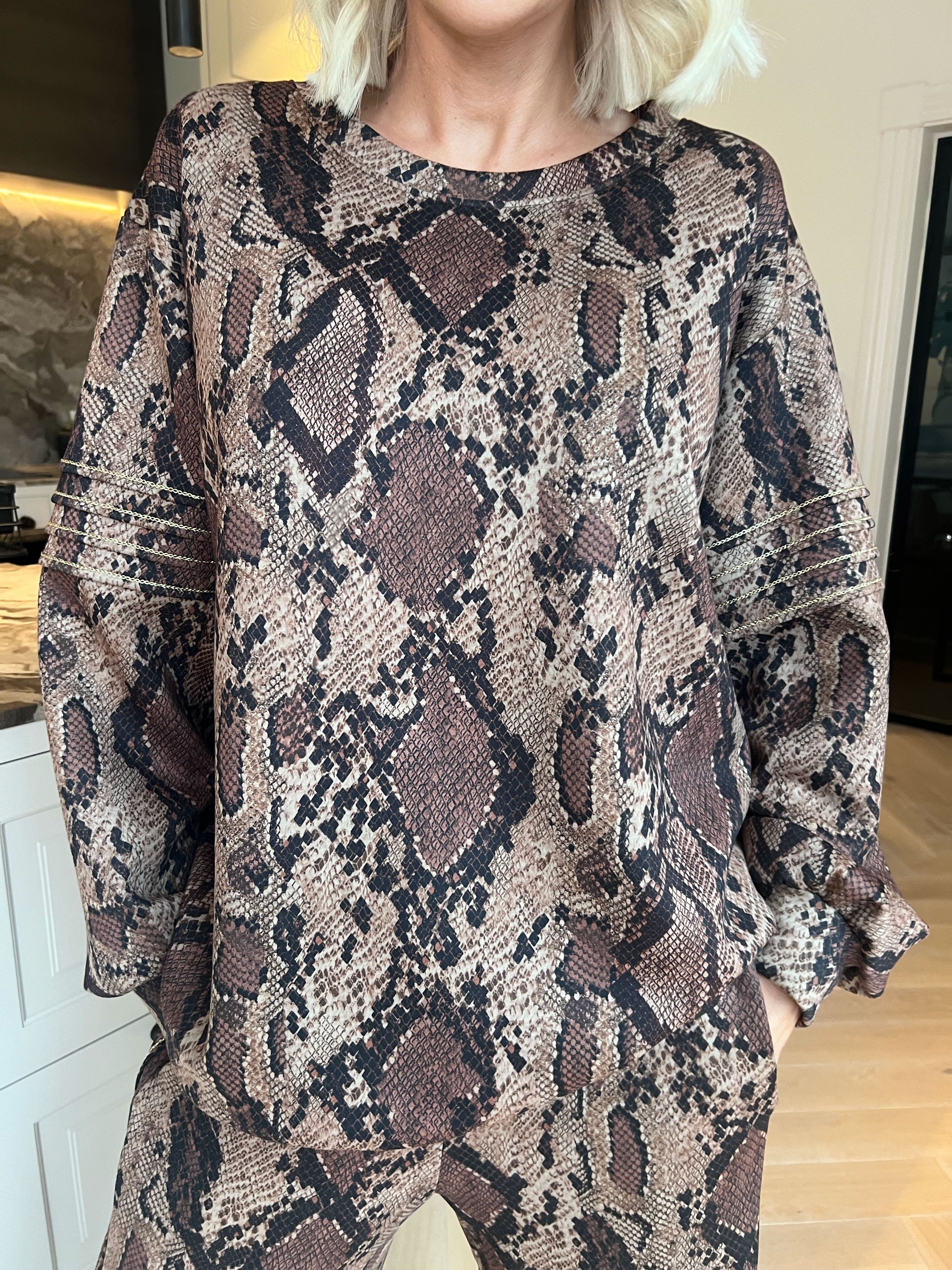Dream Print - Joggingsæt i viskose med forskelligt print og elegante gulddetaljer